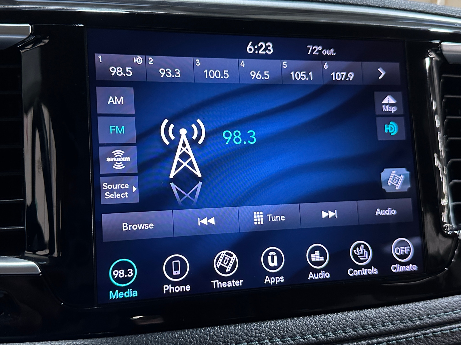 Thumbnail: 2018 Chrysler Pacifica - 3