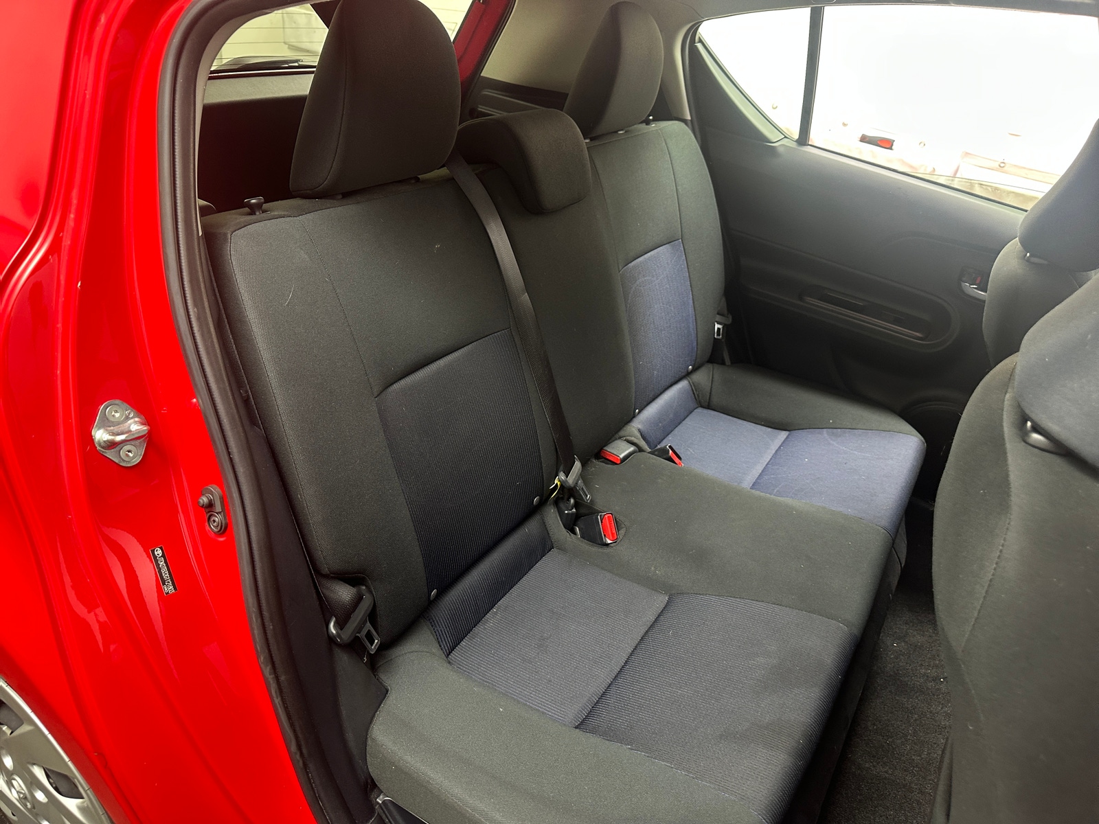 Thumbnail: 2016 Toyota Prius c - 6