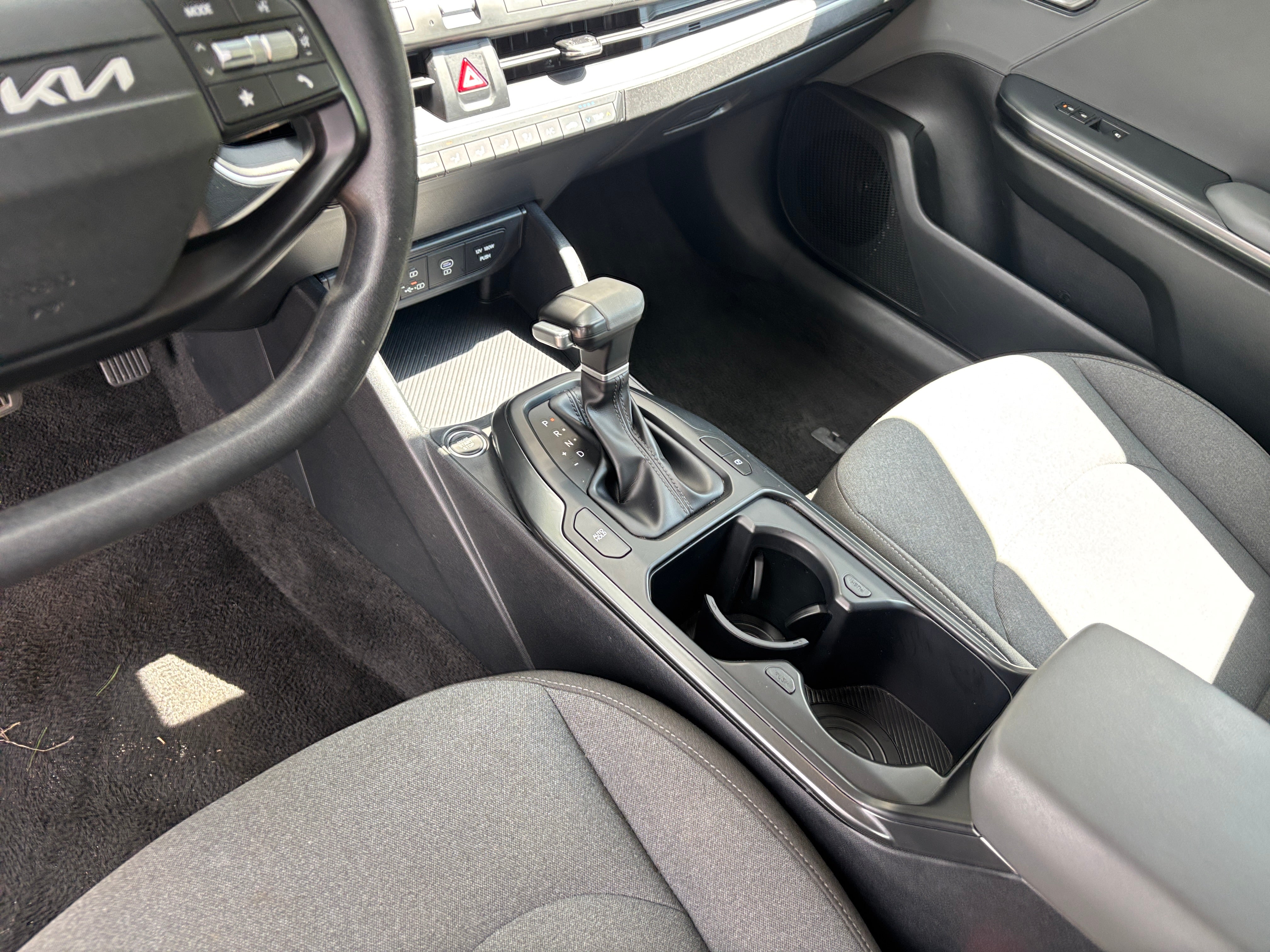 2025 Kia K4 LXS - Photo 8