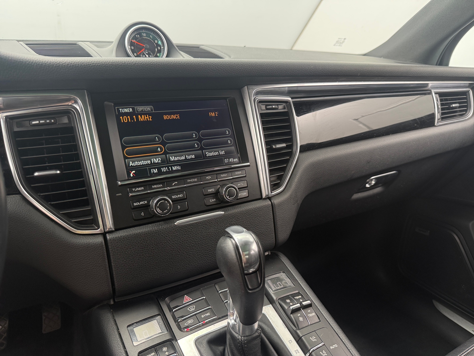 Thumbnail: 2015 Porsche Macan - 3