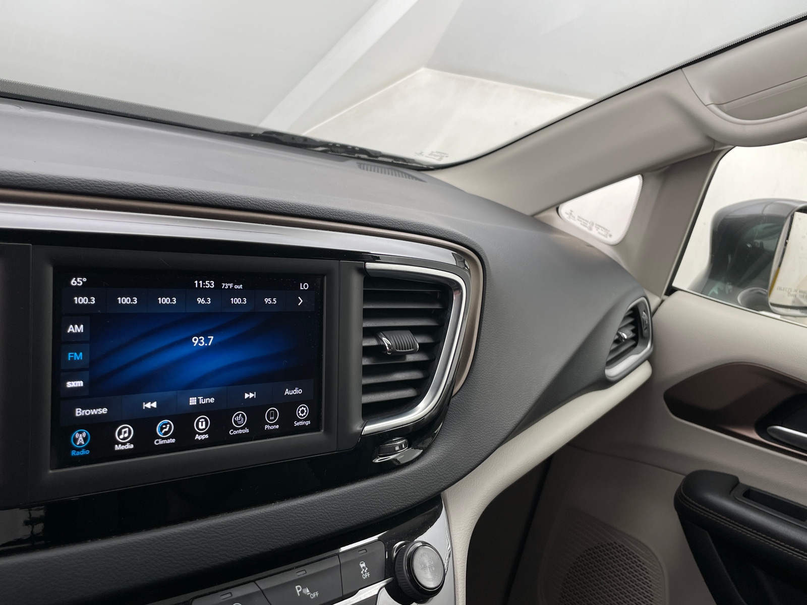 Thumbnail: 2018 Chrysler Pacifica - 3
