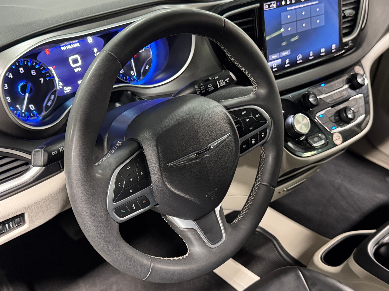 Thumbnail: 2023 Chrysler Pacifica - 4