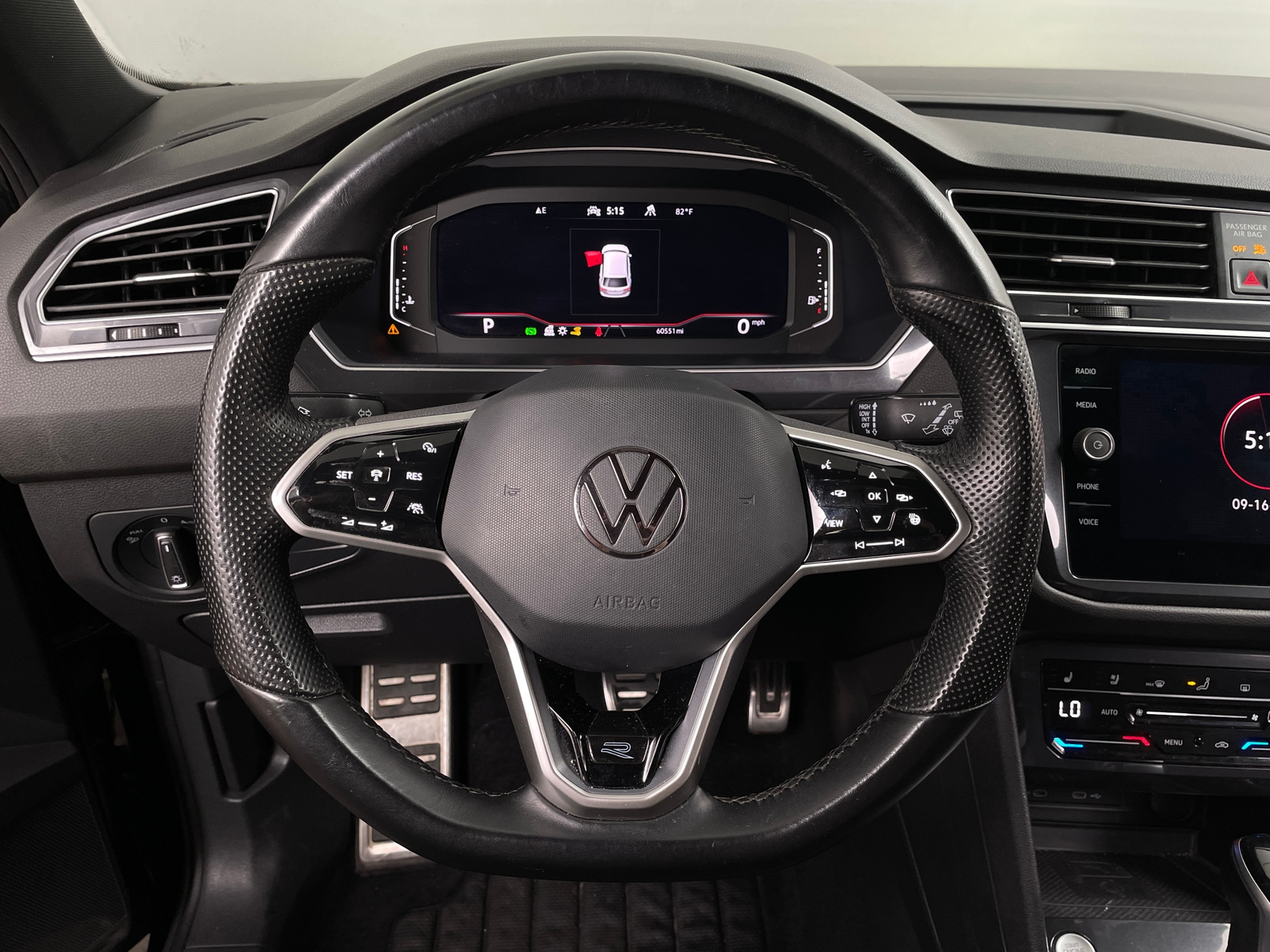 Thumbnail: 2022 Volkswagen Tiguan - 4