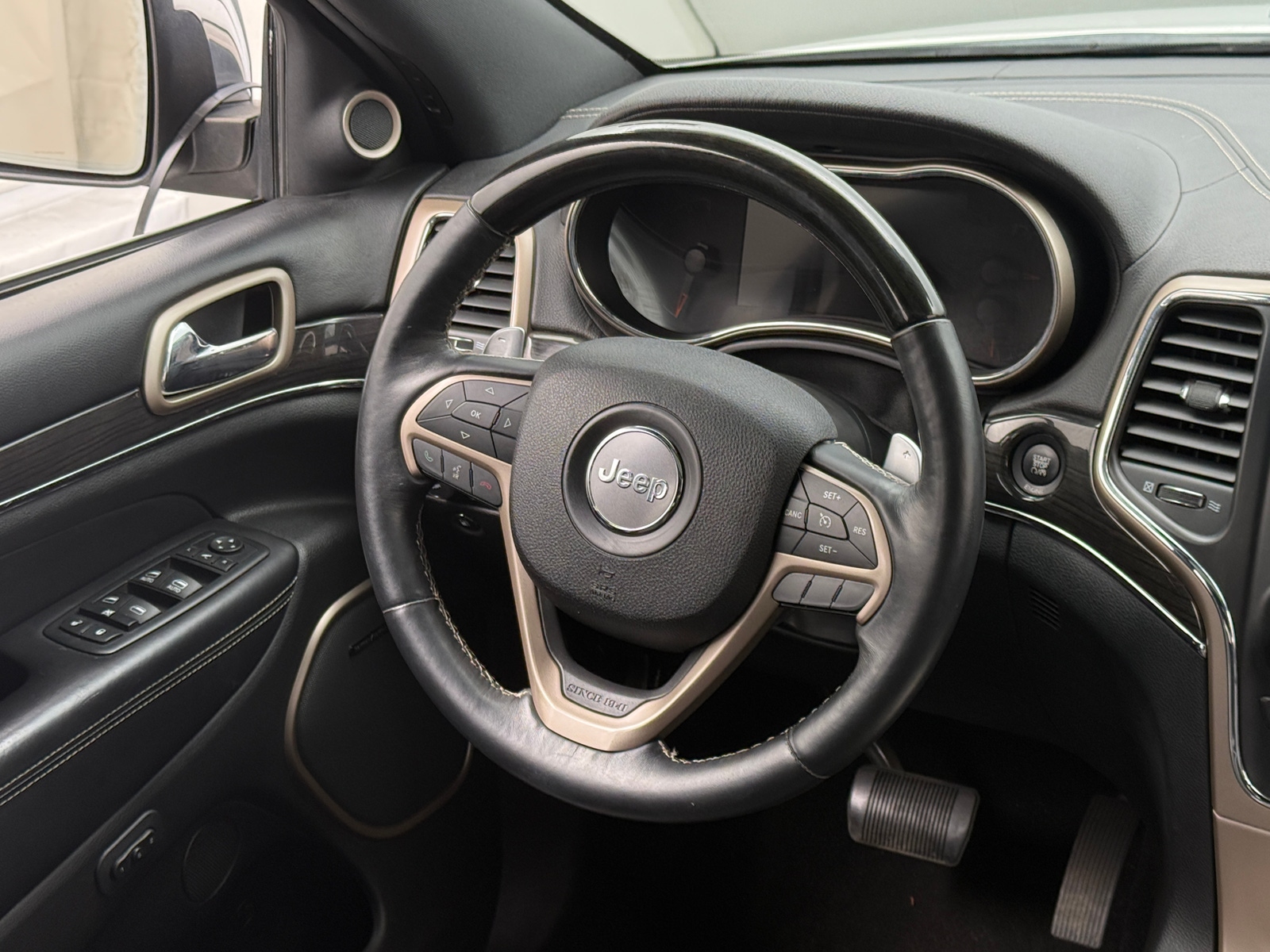 Thumbnail: 2015 Jeep Grand Cherokee - 4