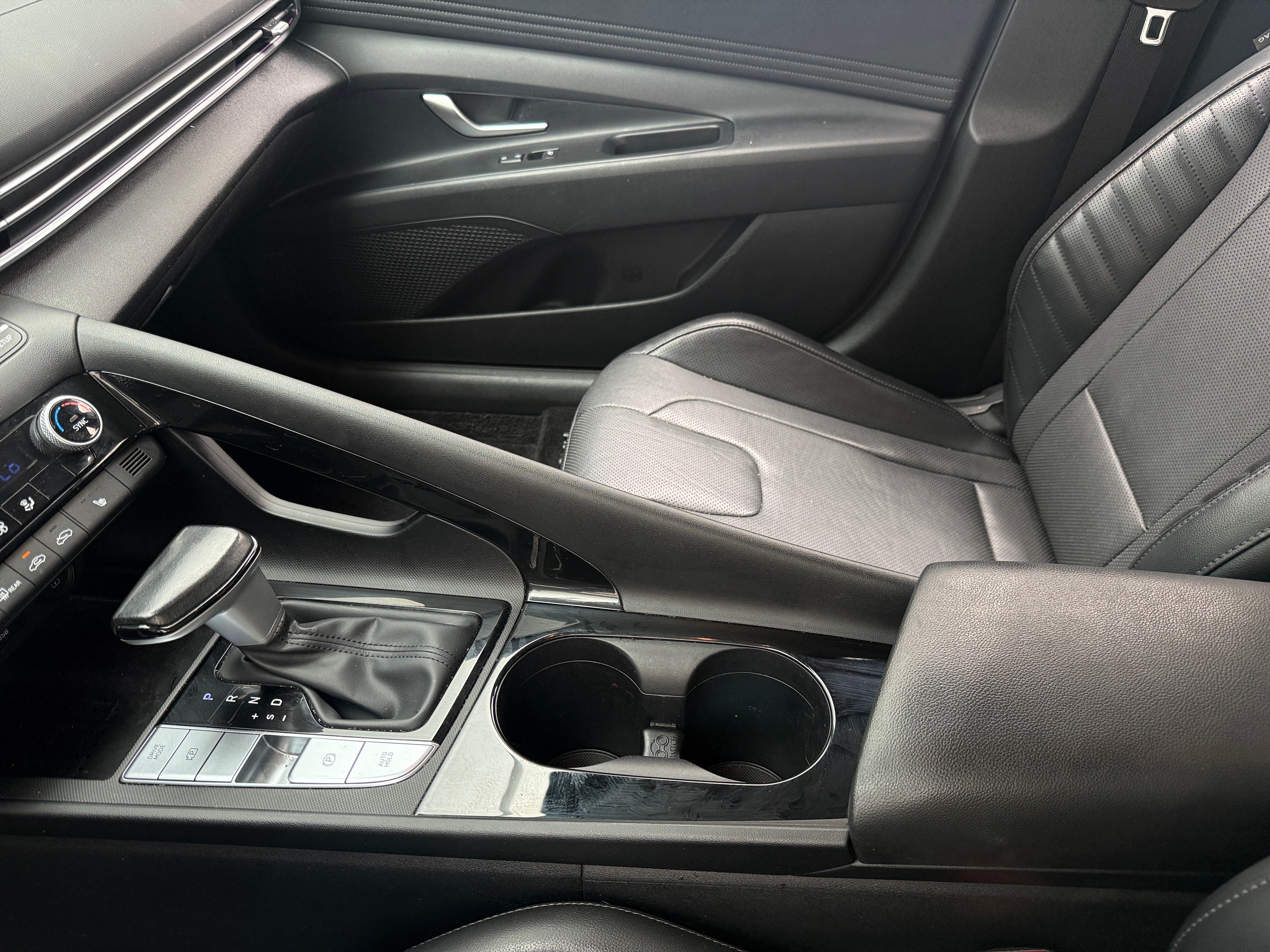 2023 Hyundai Elantra Limited - Photo 3