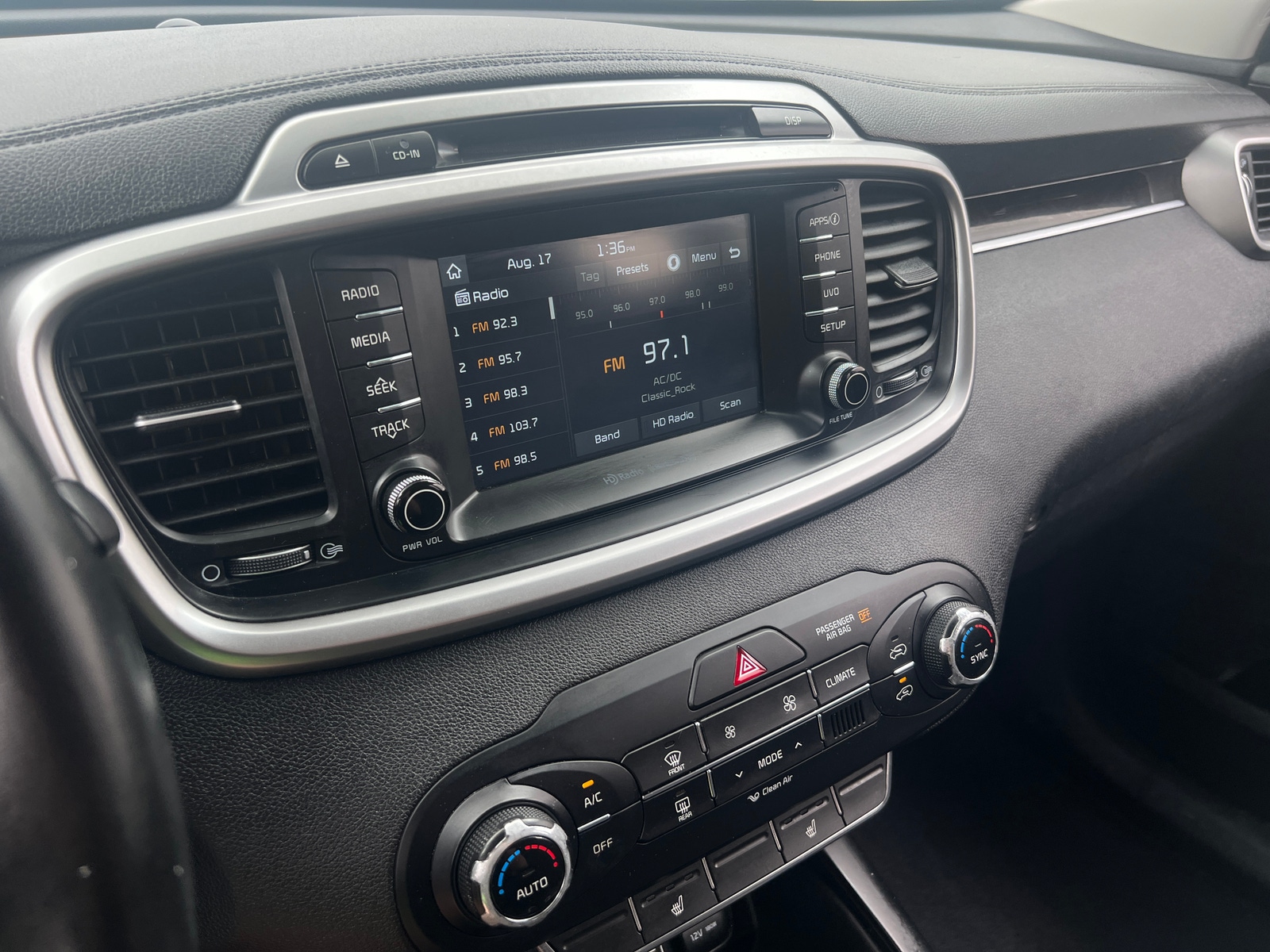 Thumbnail: 2017 Kia Sorento - 4