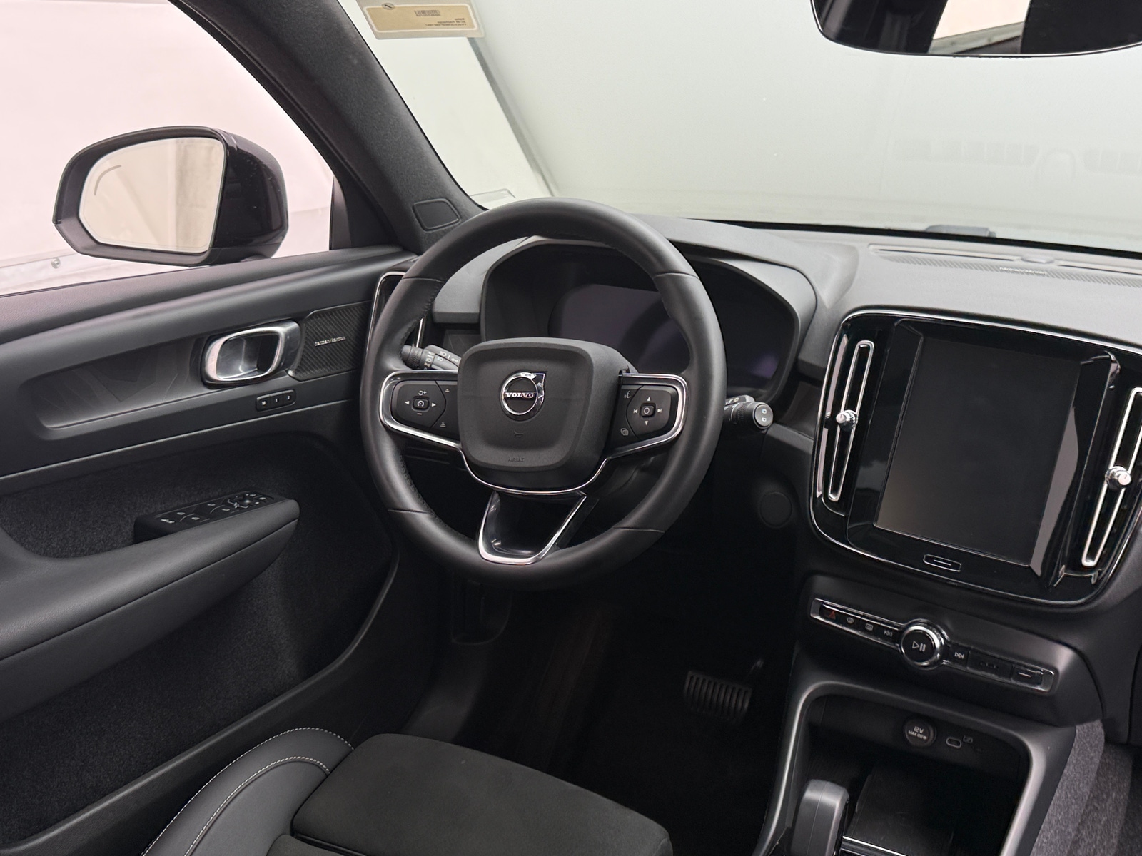 Thumbnail: 2023 Volvo XC40 - 4