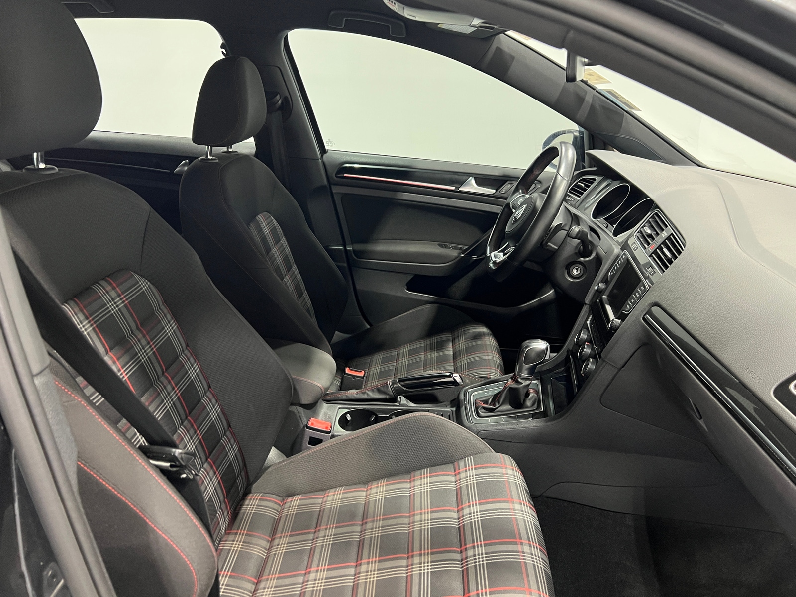 Thumbnail: 2017 Volkswagen Golf - 2