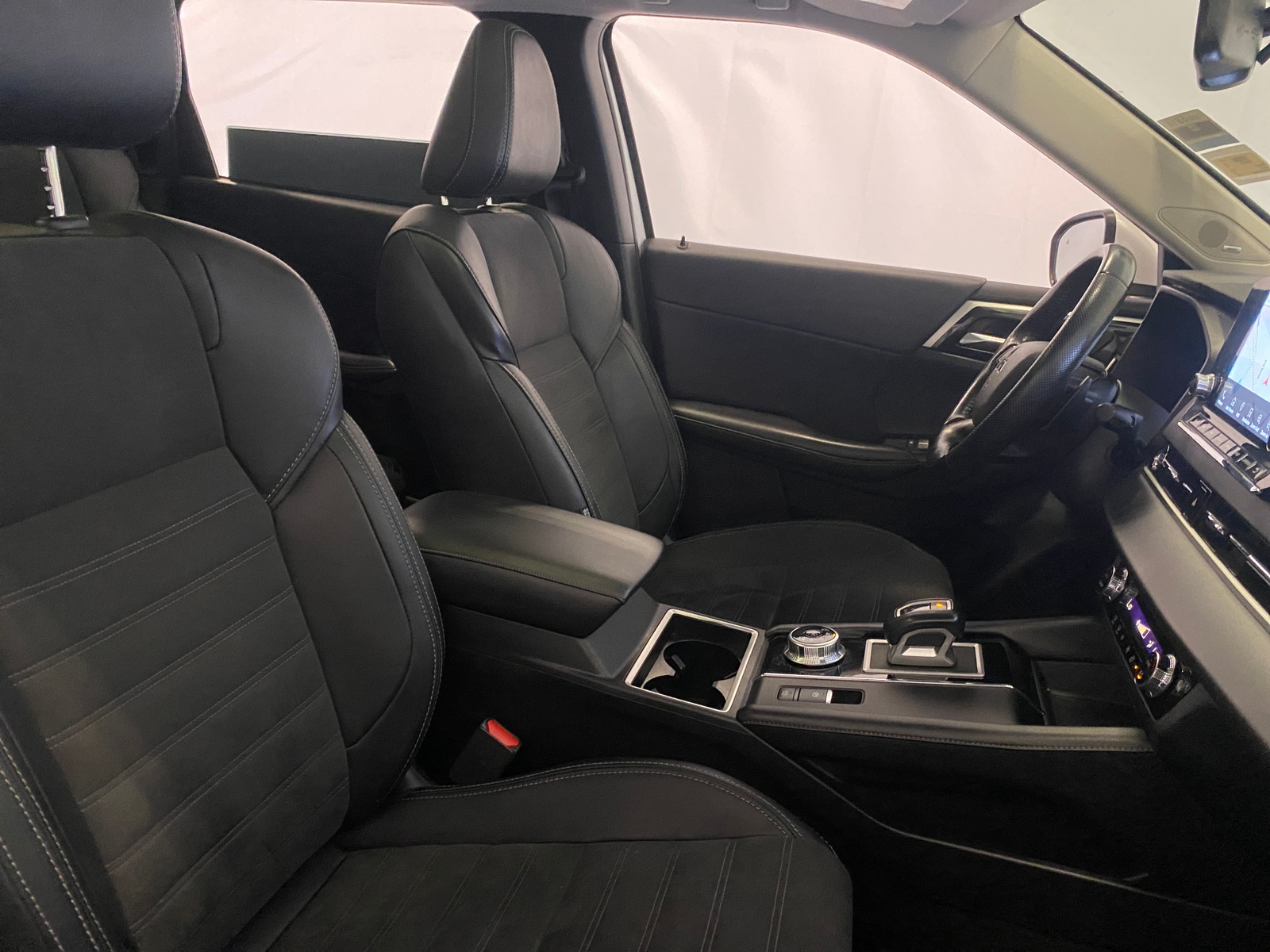 Thumbnail: 2024 Mitsubishi Outlander - 2