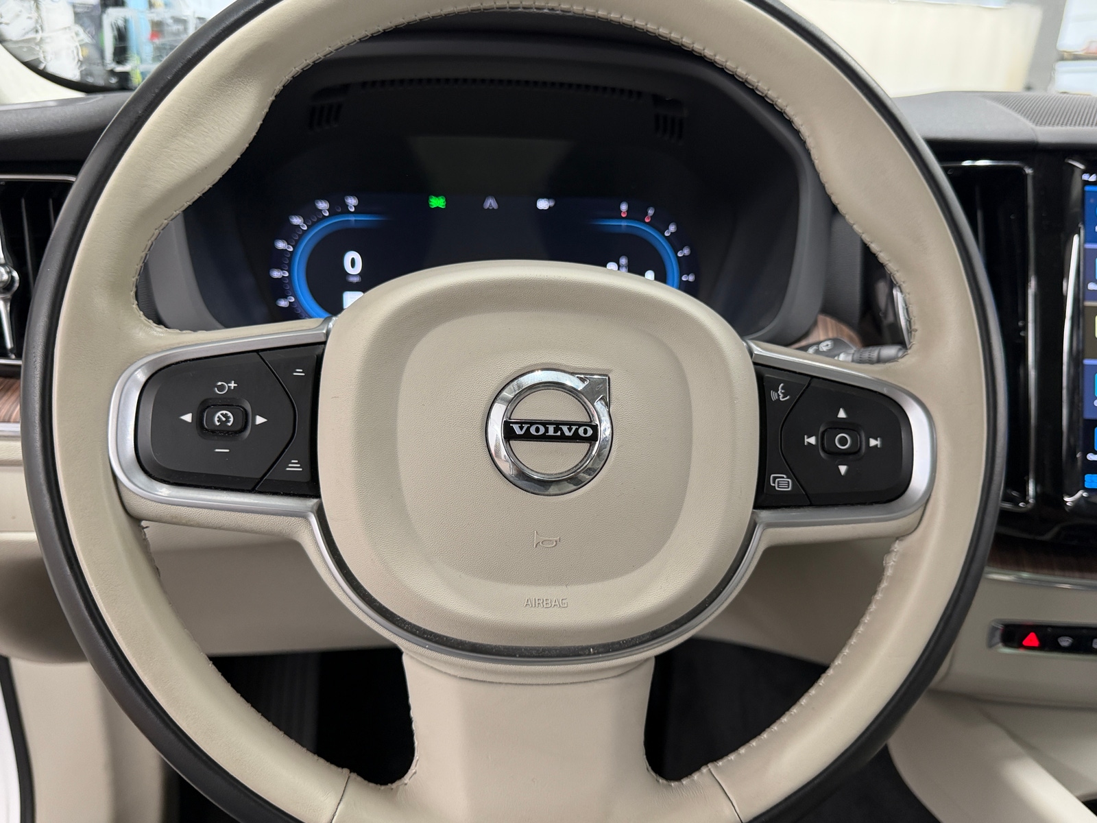 Thumbnail: 2022 Volvo XC60 - 4