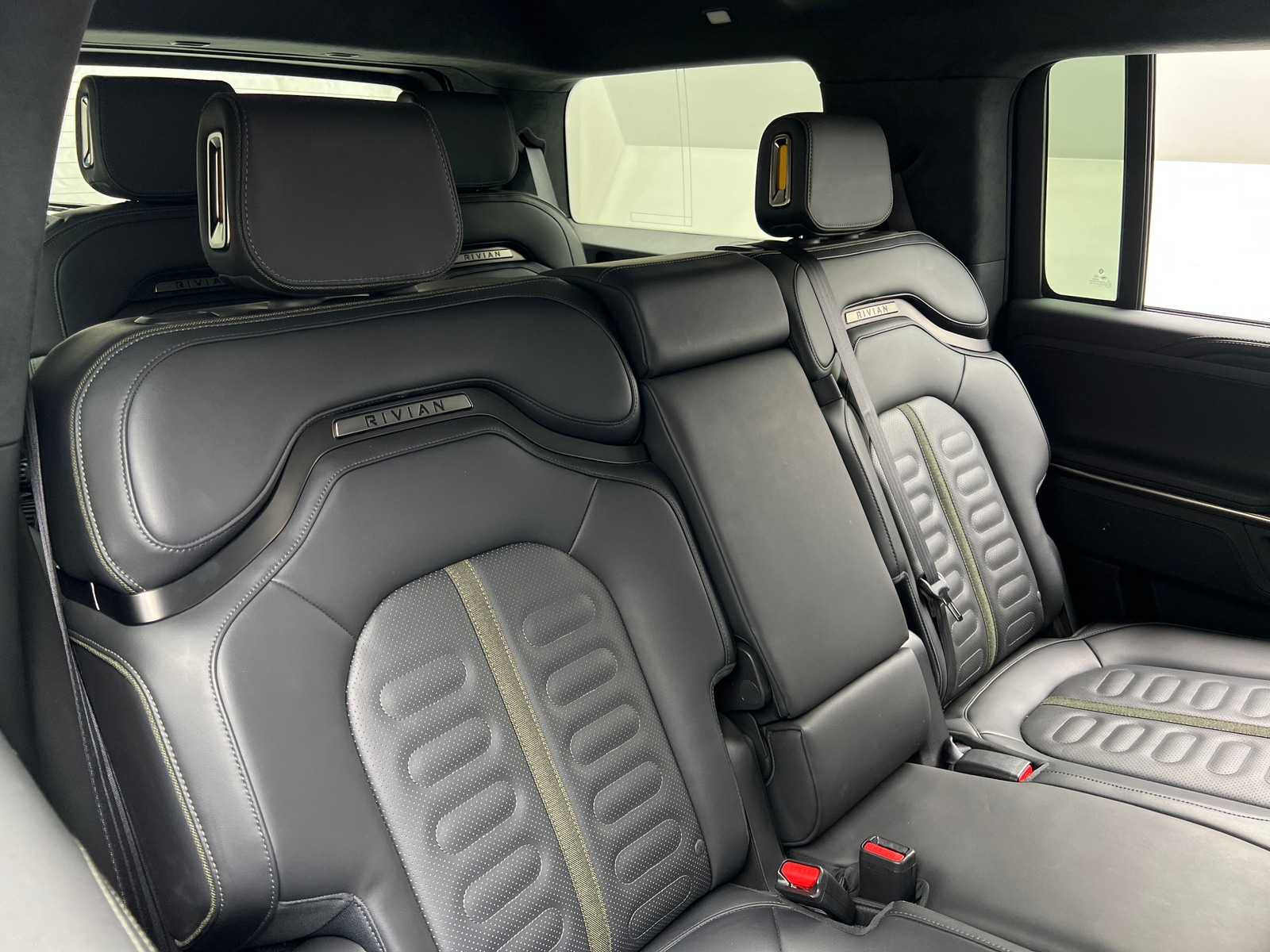 Thumbnail: 2025 Rivian R1S - 5