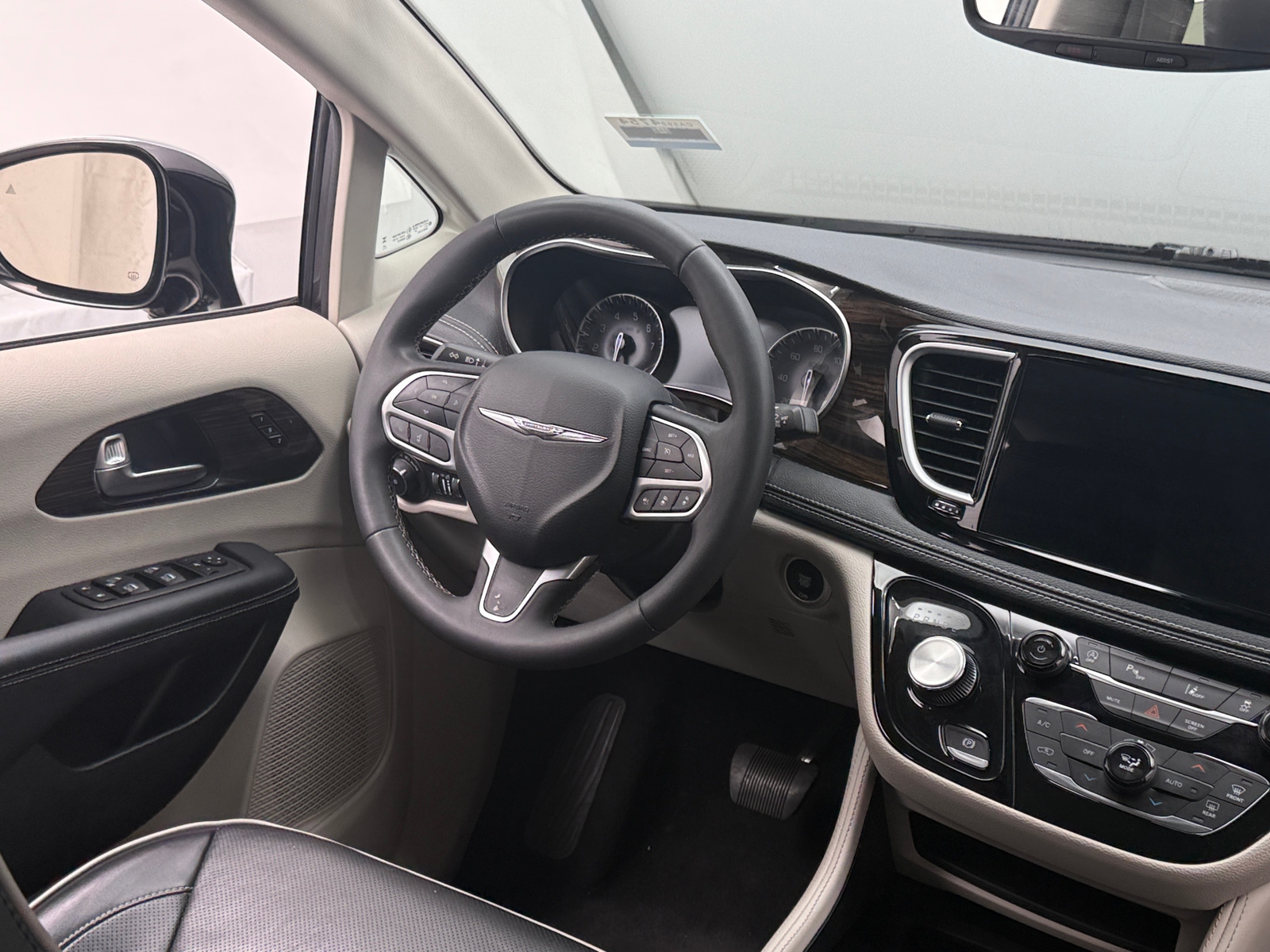 Thumbnail: 2023 Chrysler Pacifica - 4