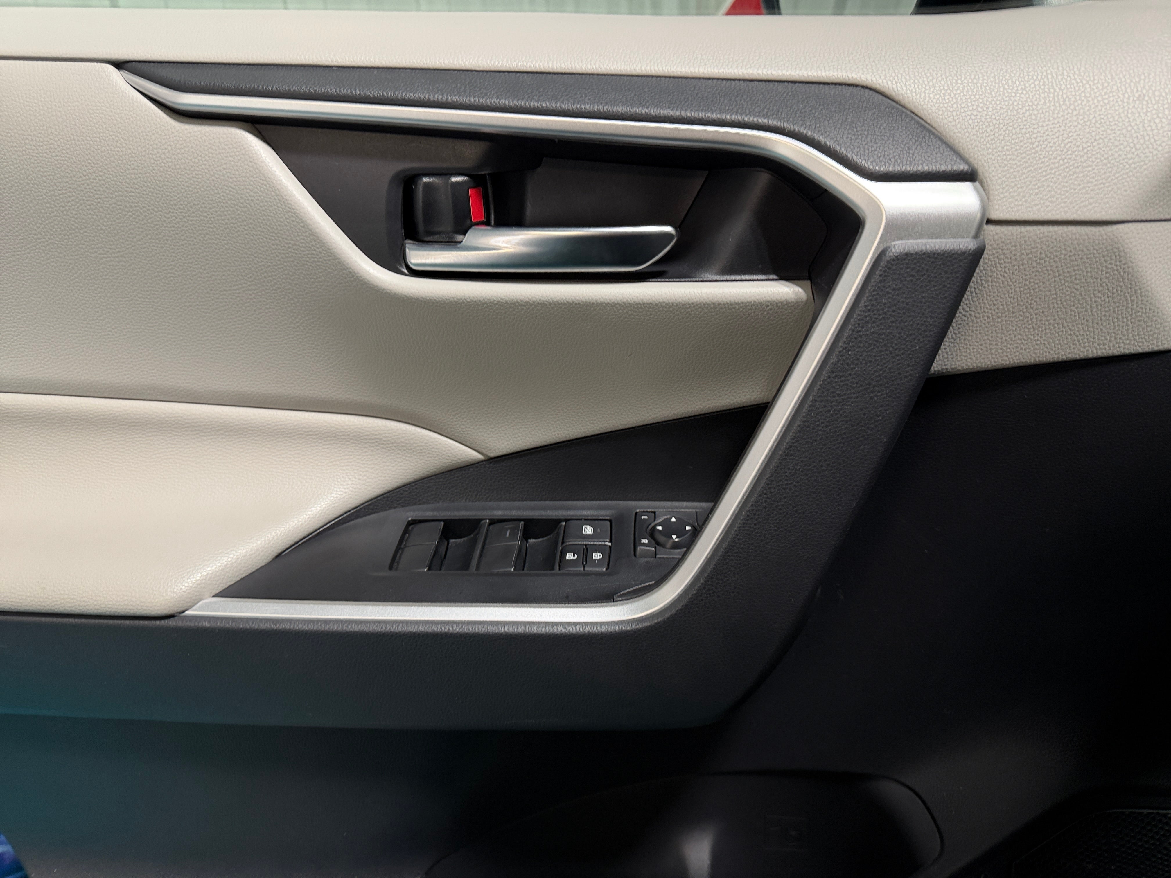 Used 2019 Toyota RAV4 XLE with VIN 2T3P1RFV5KW032895 for sale in Eagan, Minnesota