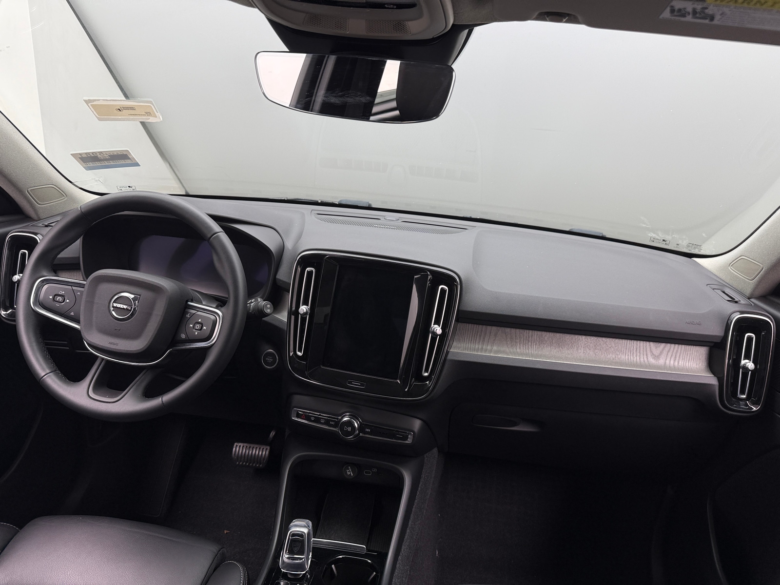 Thumbnail: 2023 Volvo XC40 - 2