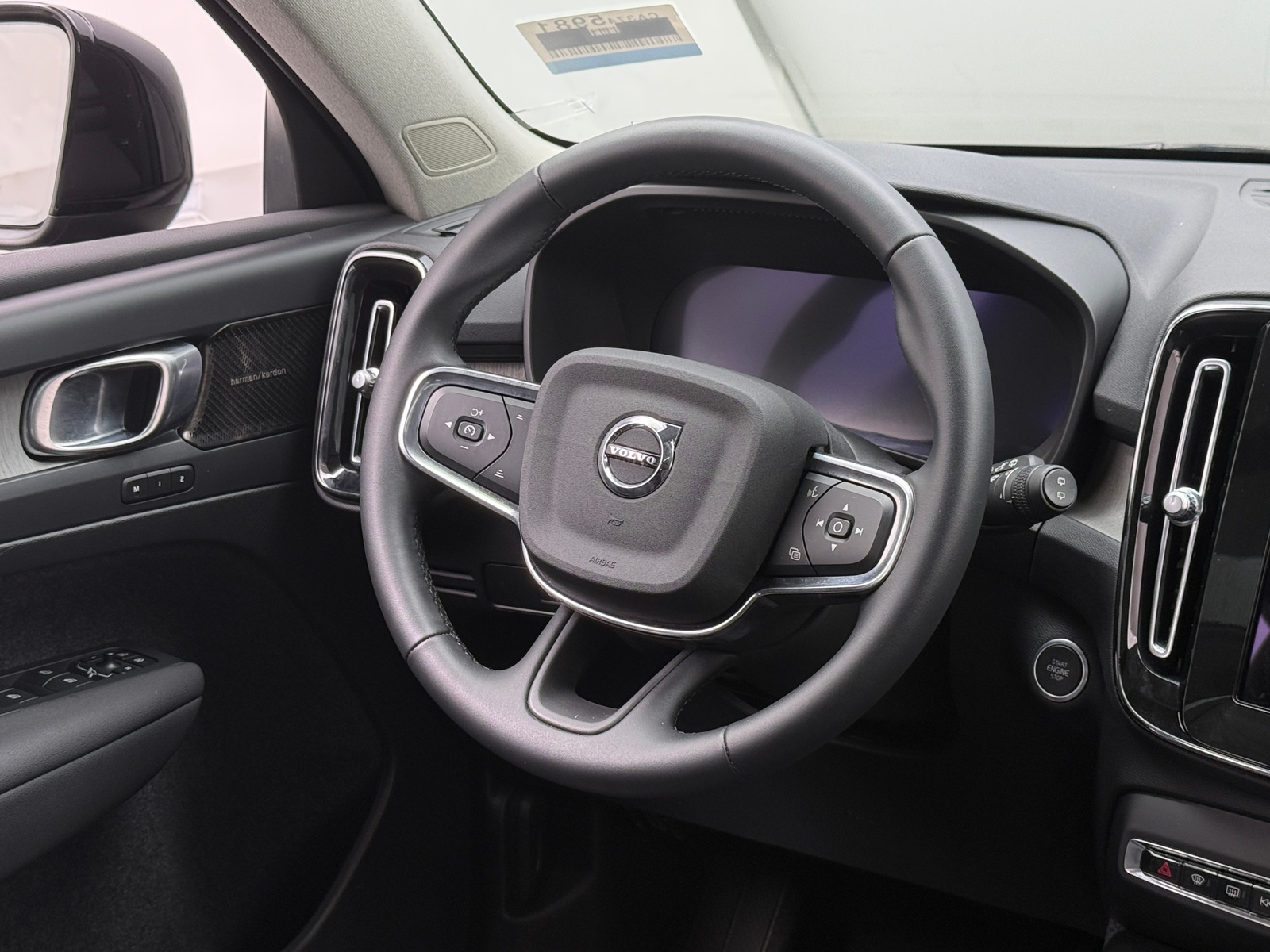 Thumbnail: 2023 Volvo XC40 - 4