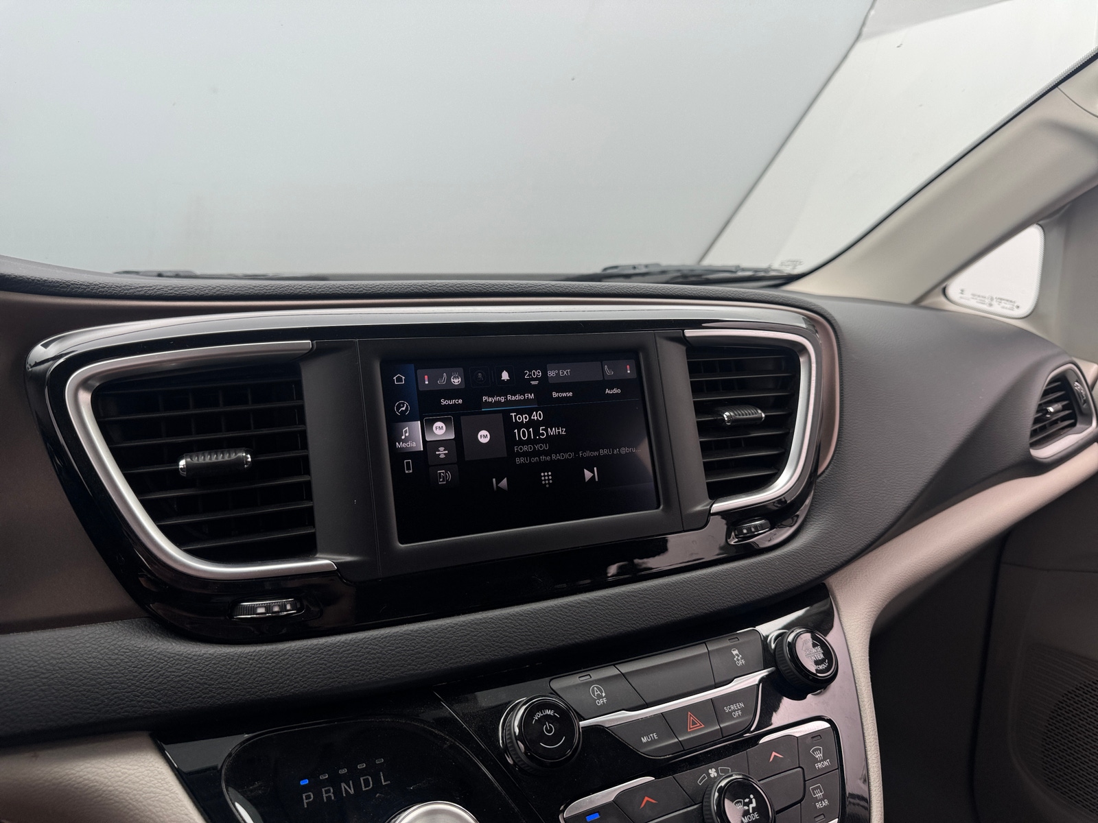 Thumbnail: 2023 Chrysler Voyager - 4