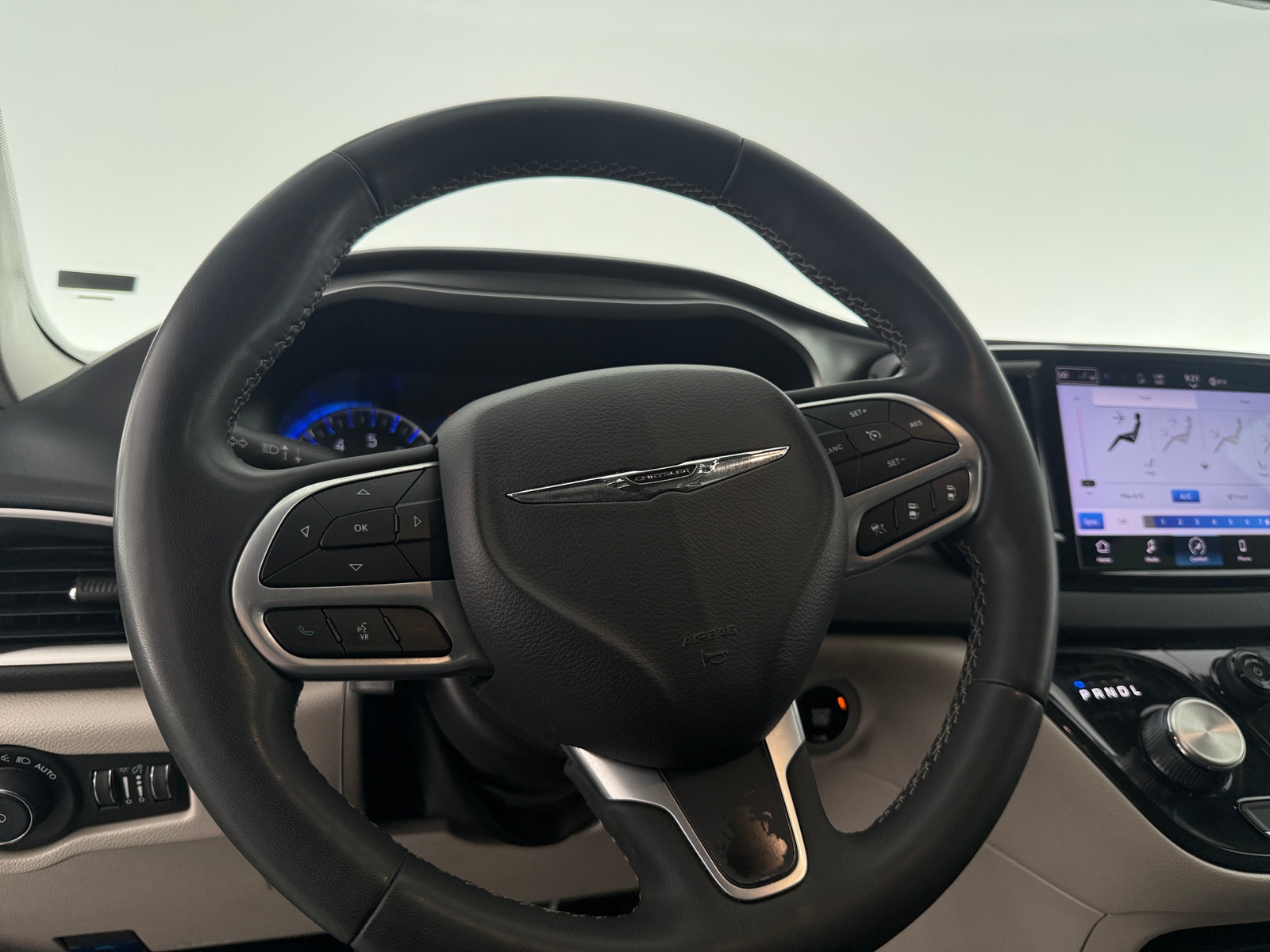 Thumbnail: 2023 Chrysler Pacifica - 4