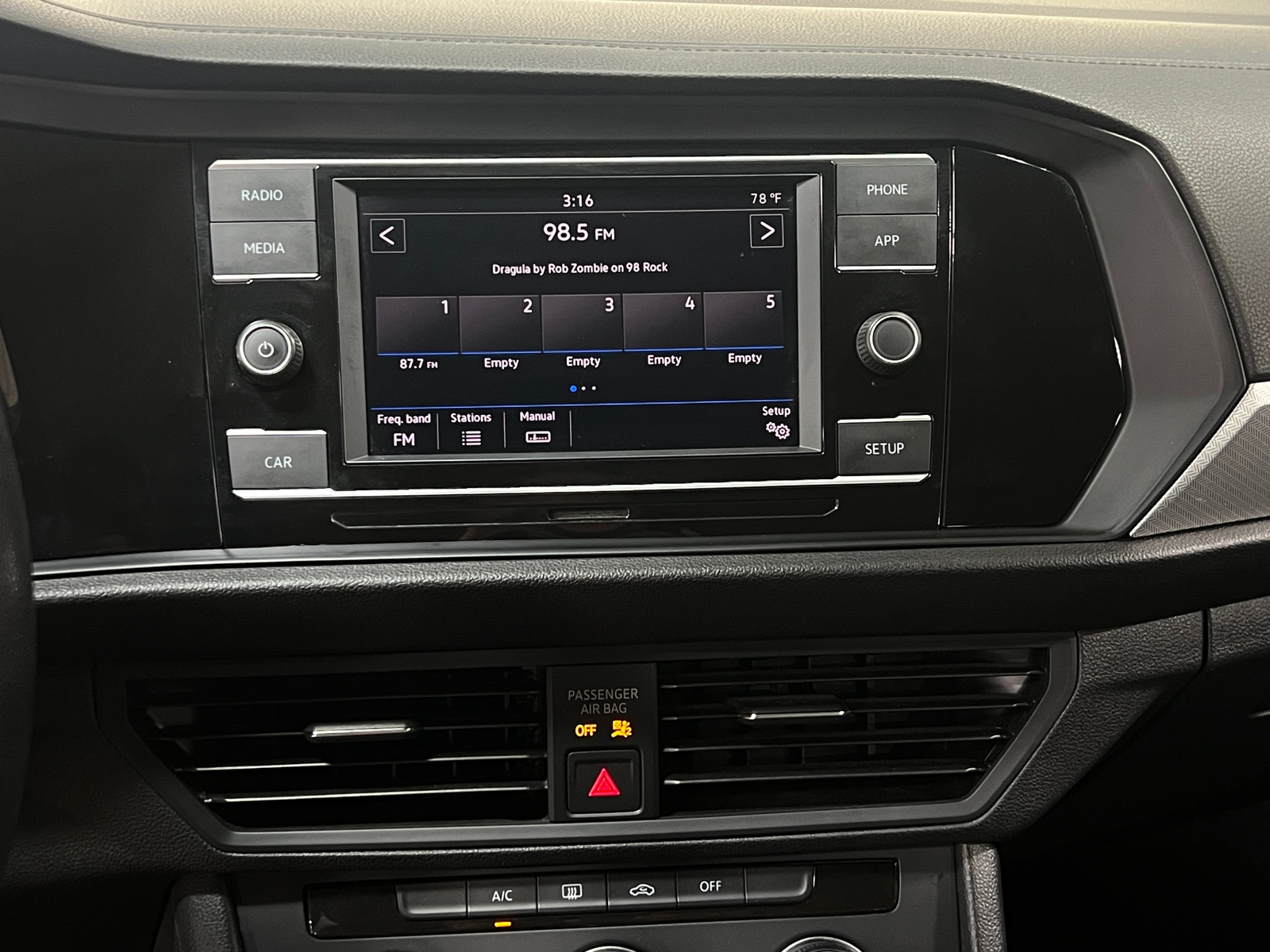 Thumbnail: 2019 Volkswagen Jetta - 4