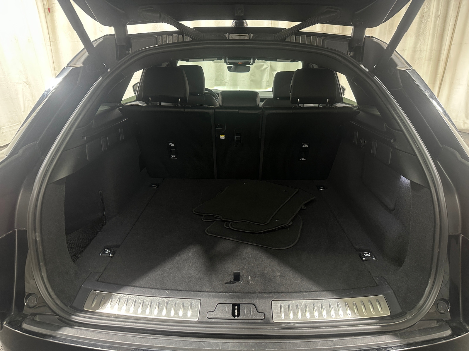 Thumbnail: 2025 Land Rover Range Rover Velar - 6