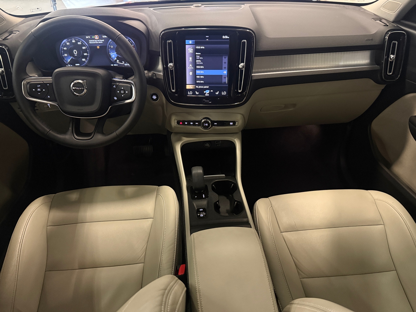 Thumbnail: 2022 Volvo XC40 - 2