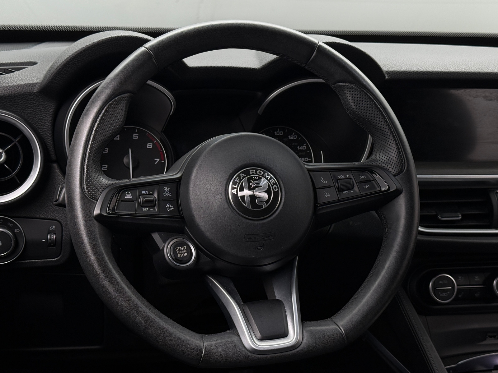 Thumbnail: 2023 Alfa Romeo Stelvio - 4