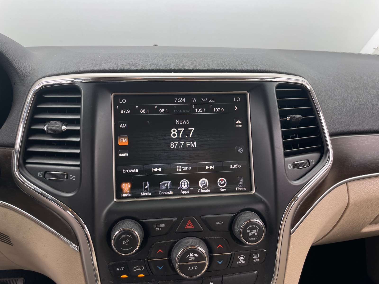 Thumbnail: 2015 Jeep Grand Cherokee - 3