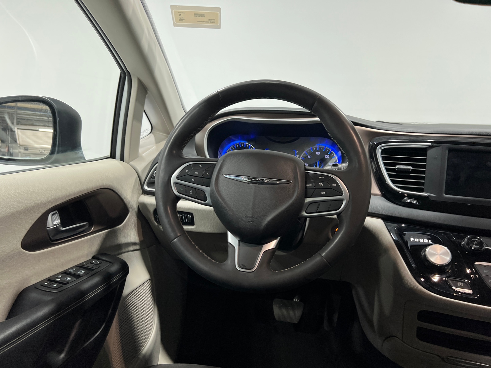 Thumbnail: 2023 Chrysler Voyager - 5