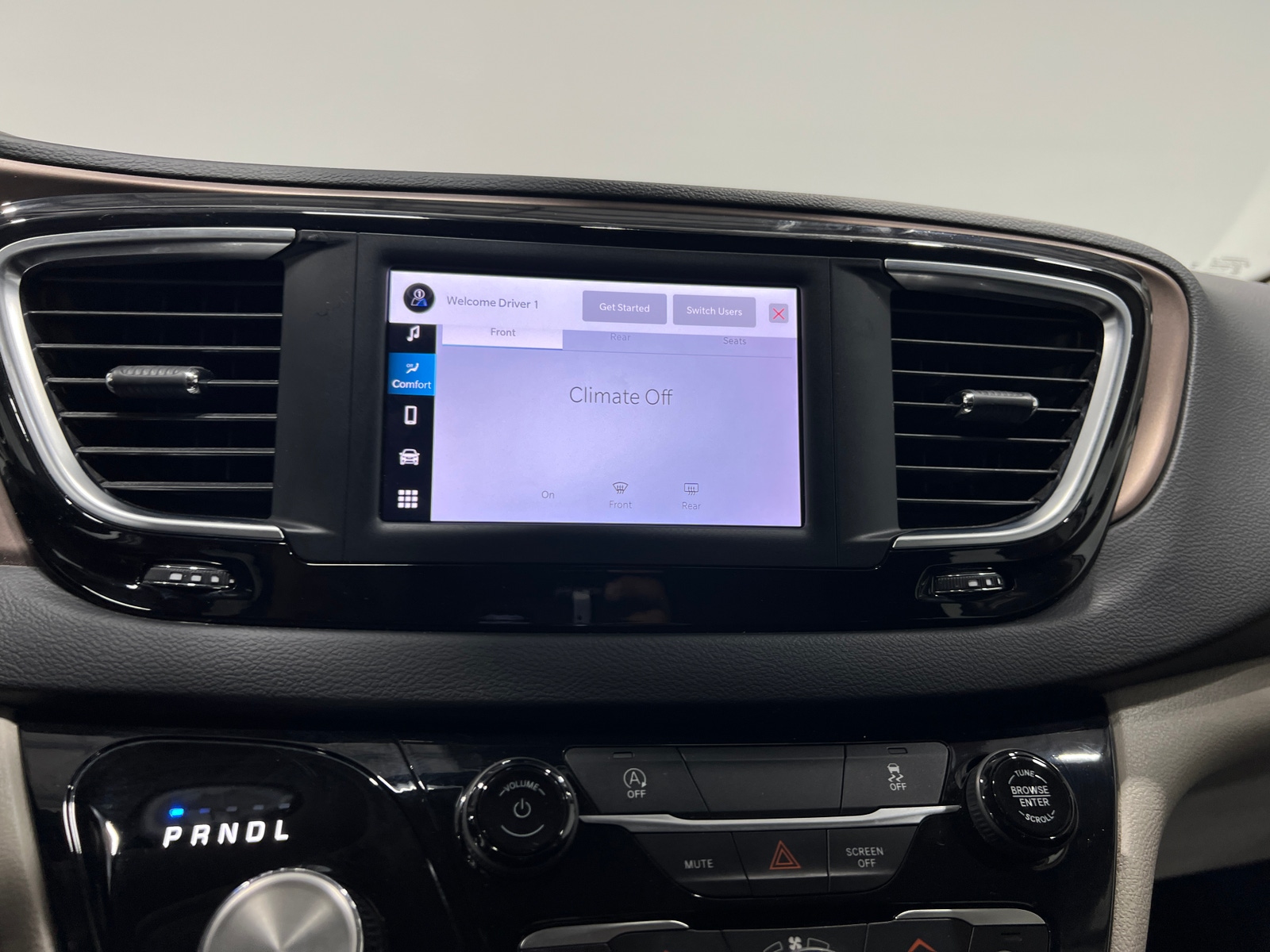 Thumbnail: 2023 Chrysler Voyager - 4