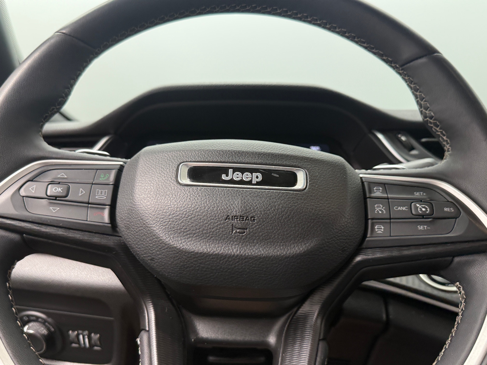 Thumbnail: 2023 Jeep Grand Cherokee L - 4