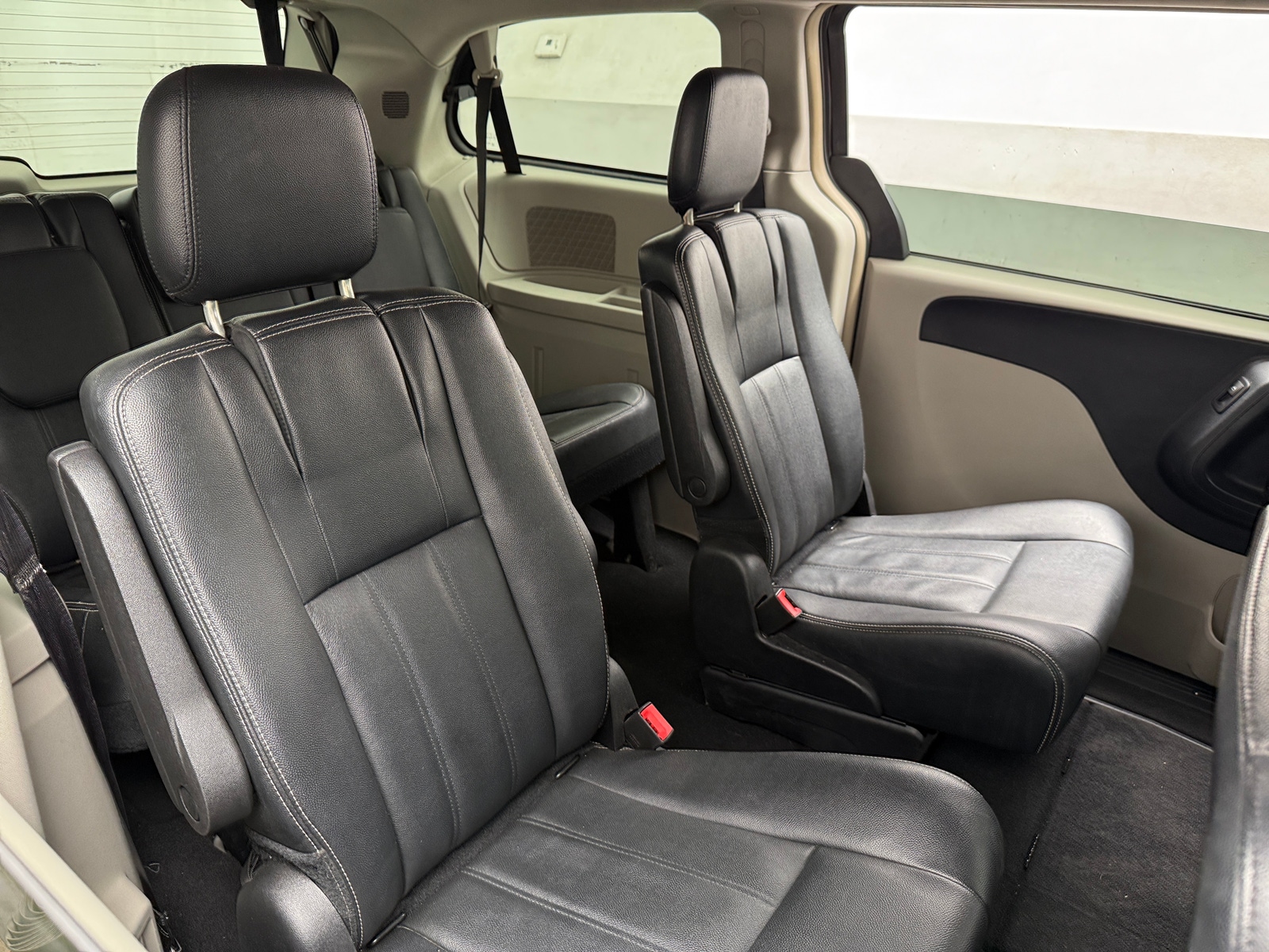 Thumbnail: 2016 Chrysler Town & Country - 5