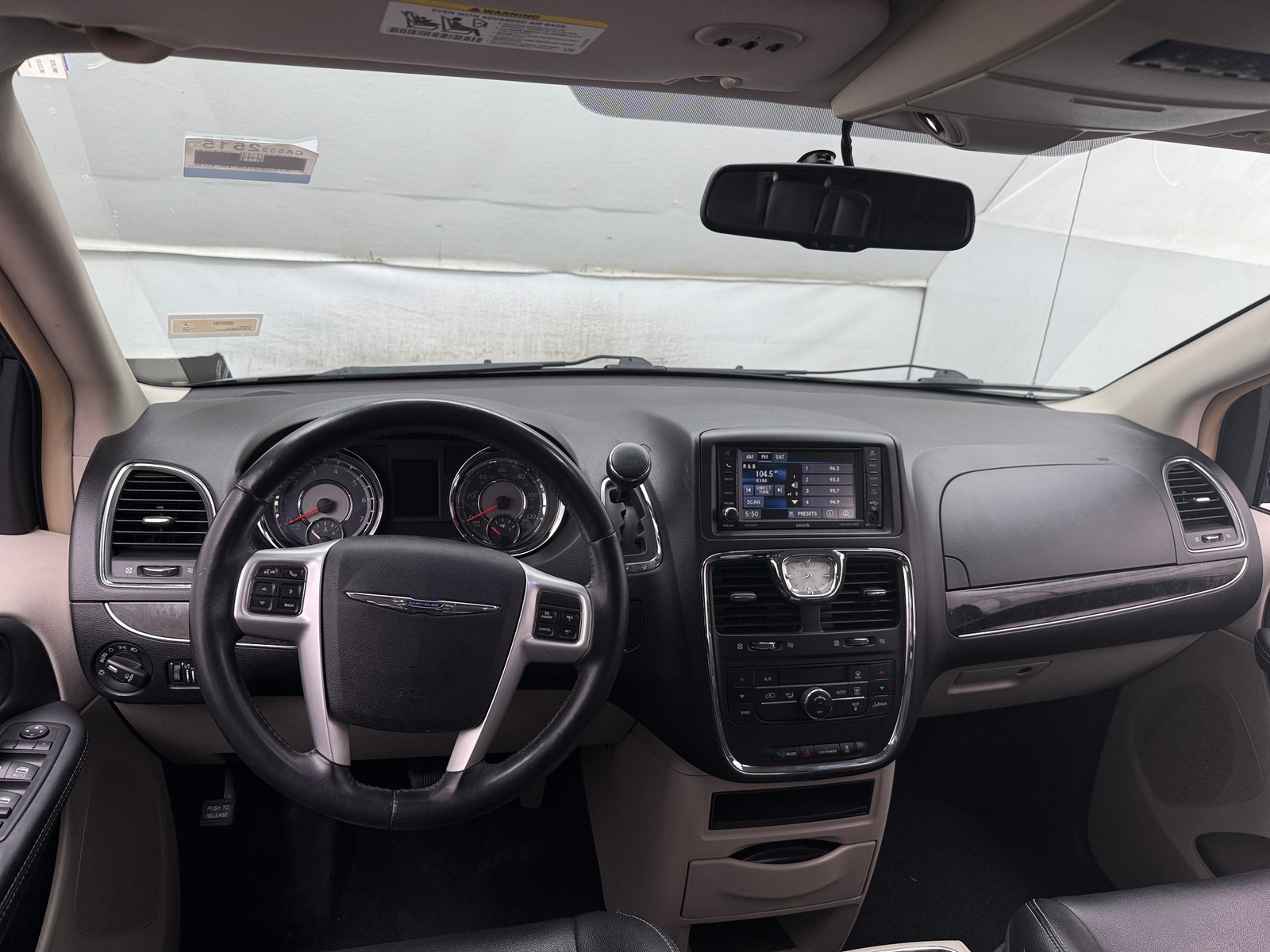 Thumbnail: 2016 Chrysler Town & Country - 2