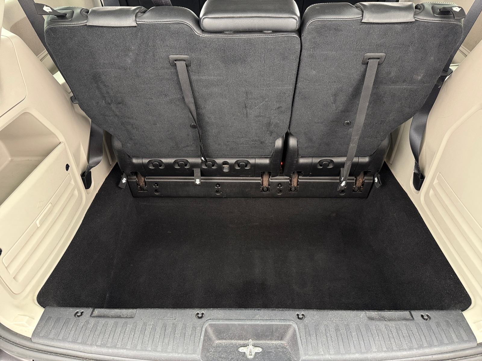 Thumbnail: 2016 Chrysler Town & Country - 6
