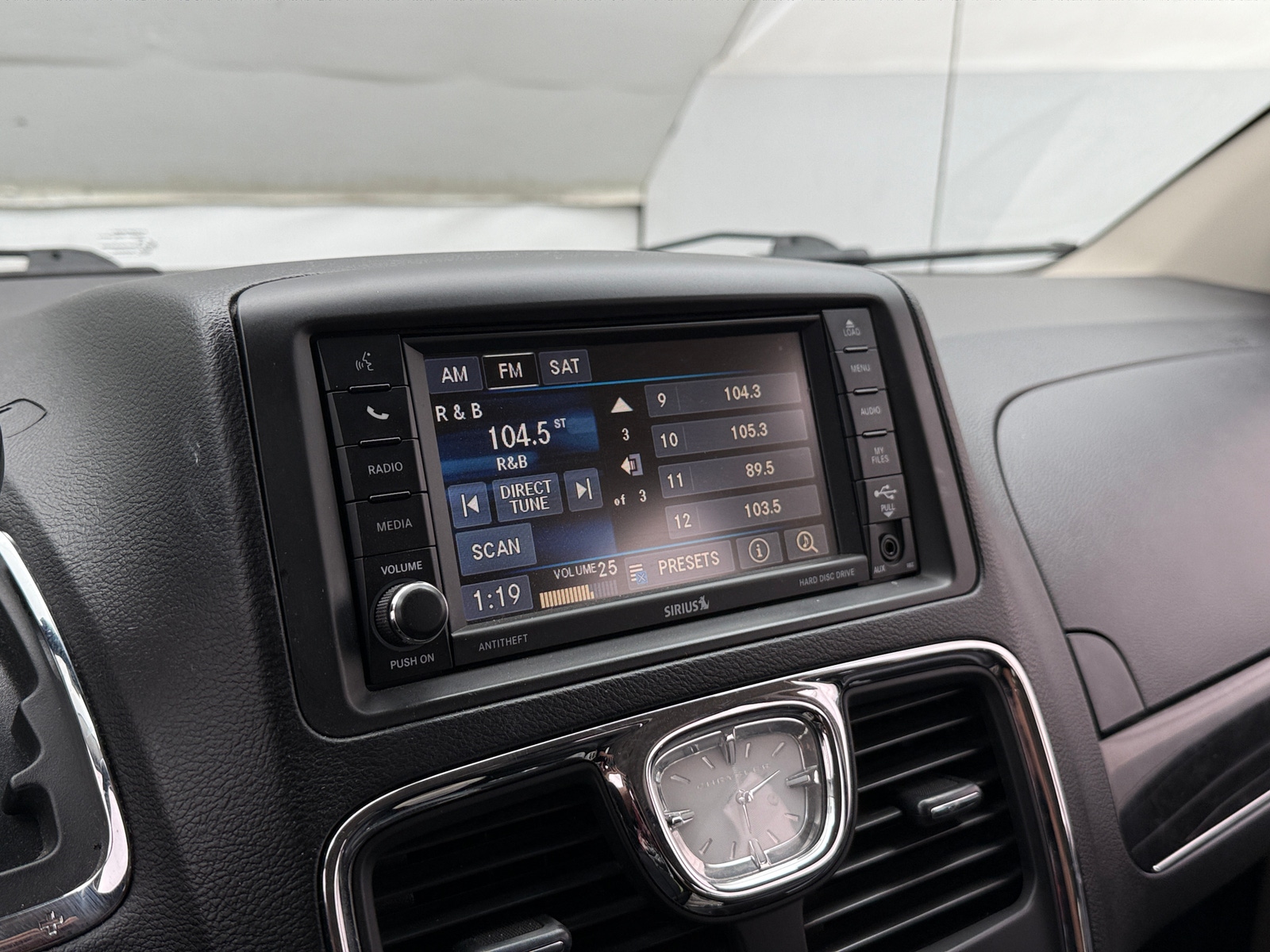 Thumbnail: 2016 Chrysler Town & Country - 3