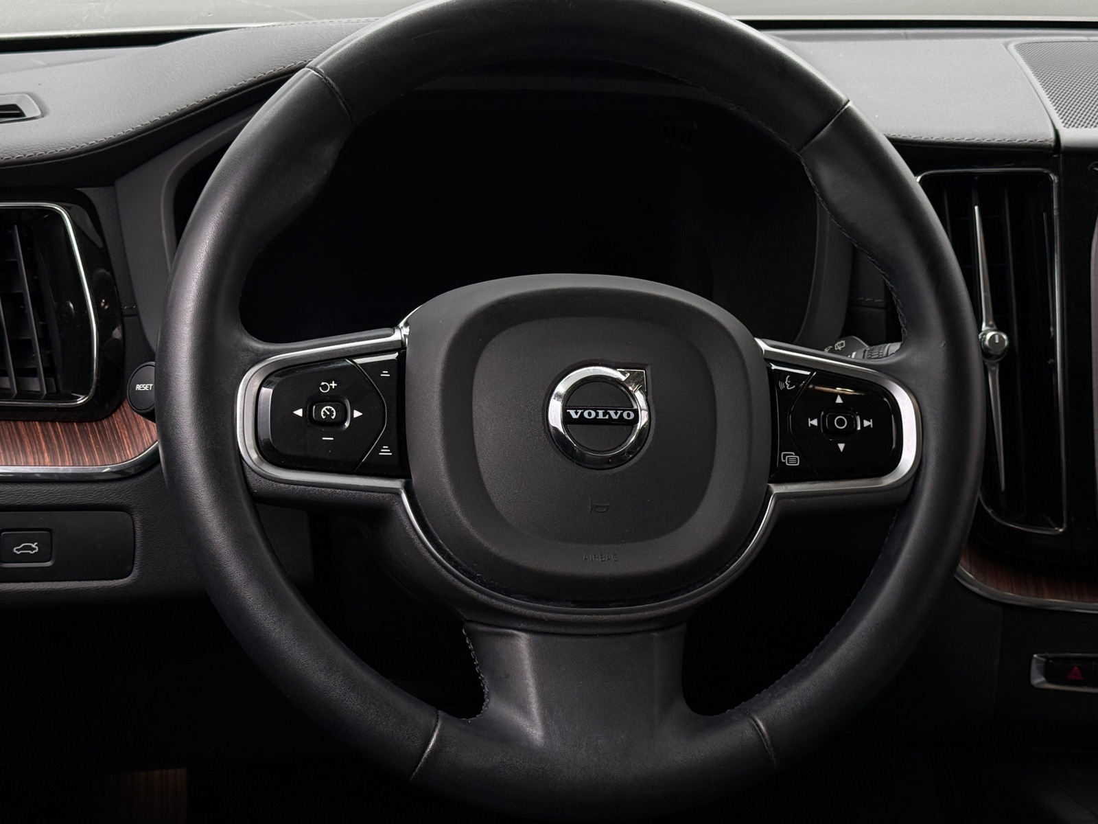 Thumbnail: 2023 Volvo XC60 - 4