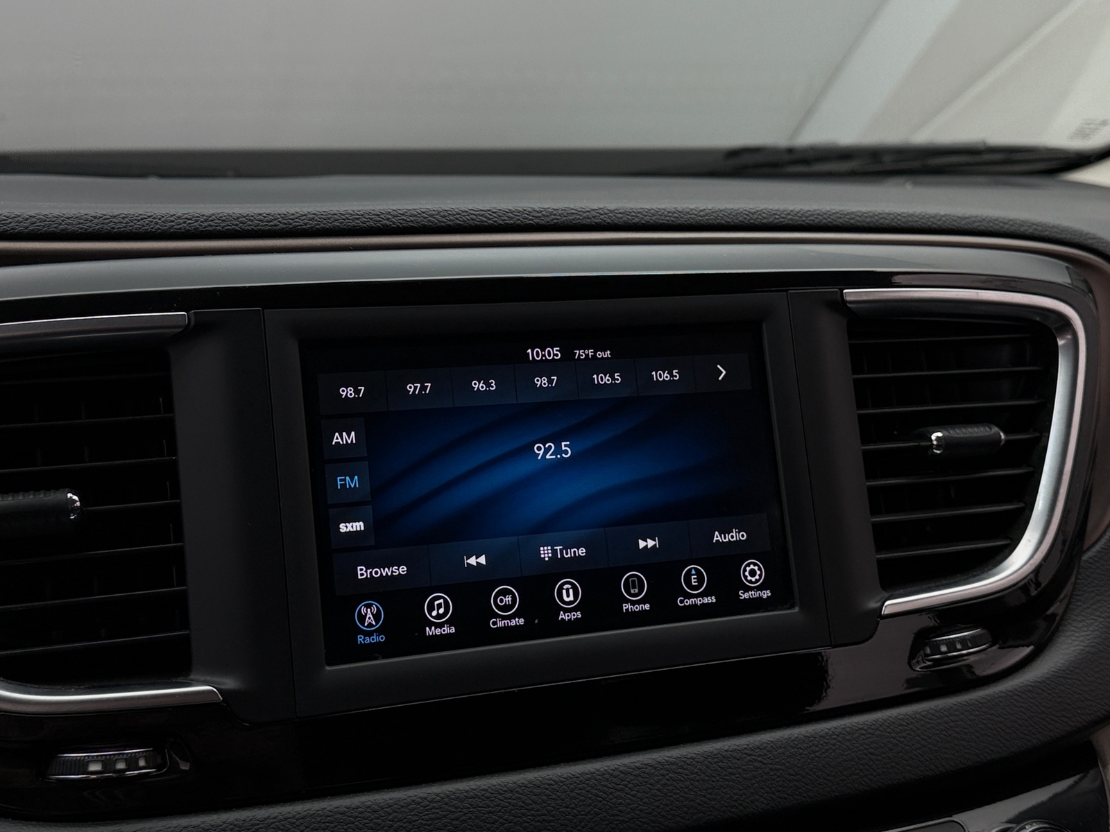 Thumbnail: 2021 Chrysler Voyager - 3