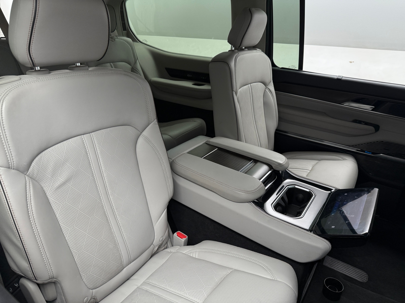 Thumbnail: 2022 Jeep Grand Wagoneer - 5