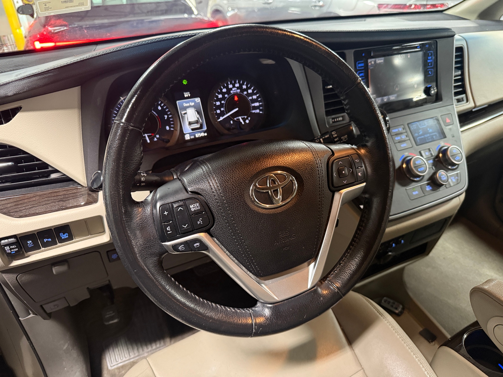 Thumbnail: 2015 Toyota Sienna - 4
