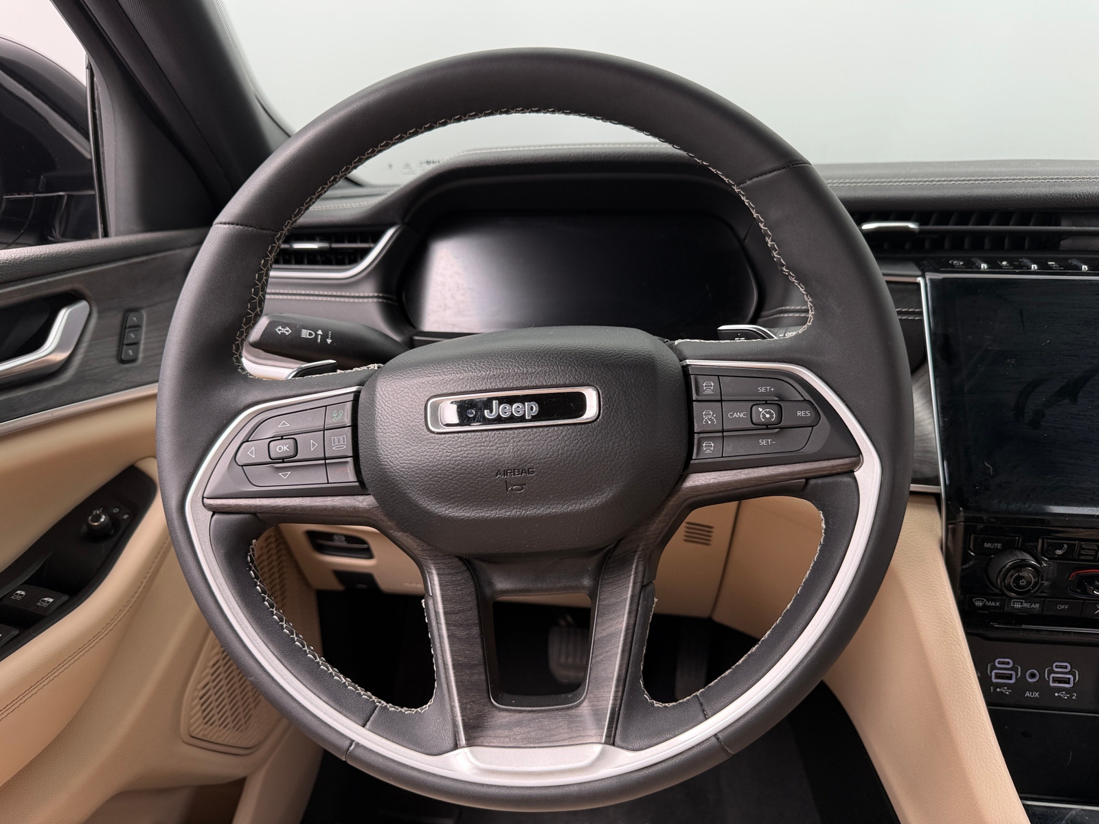 Thumbnail: 2023 Jeep Grand Cherokee L - 4