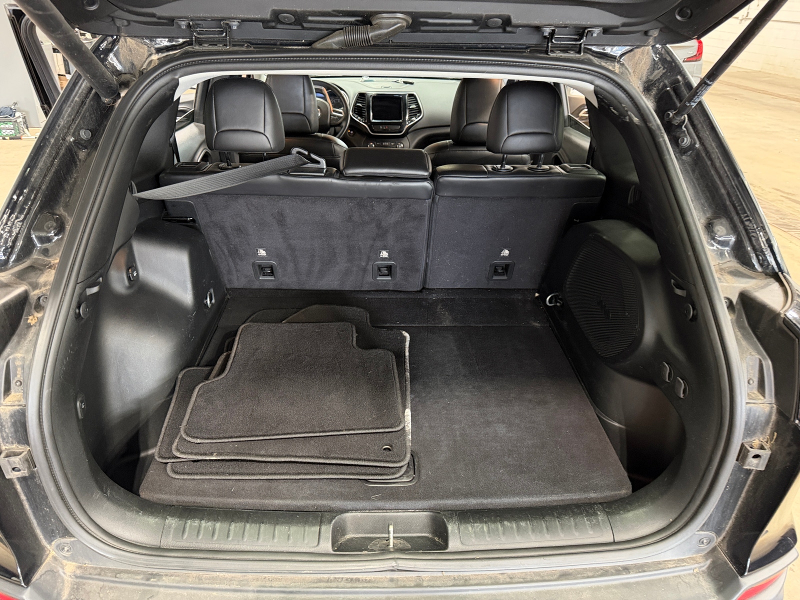 Thumbnail: 2019 Jeep Cherokee - 6