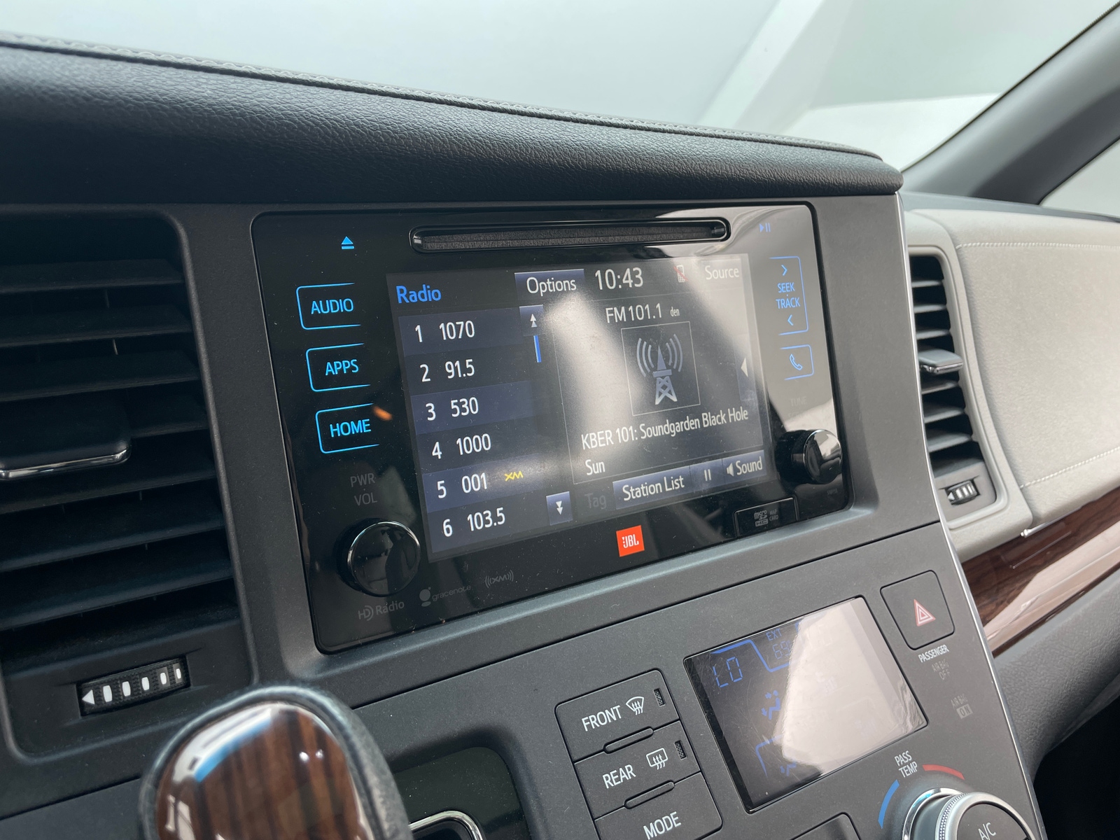 Thumbnail: 2016 Toyota Sienna - 3