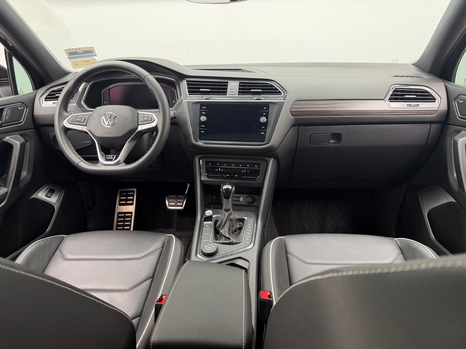 Thumbnail: 2023 Volkswagen Tiguan - 3