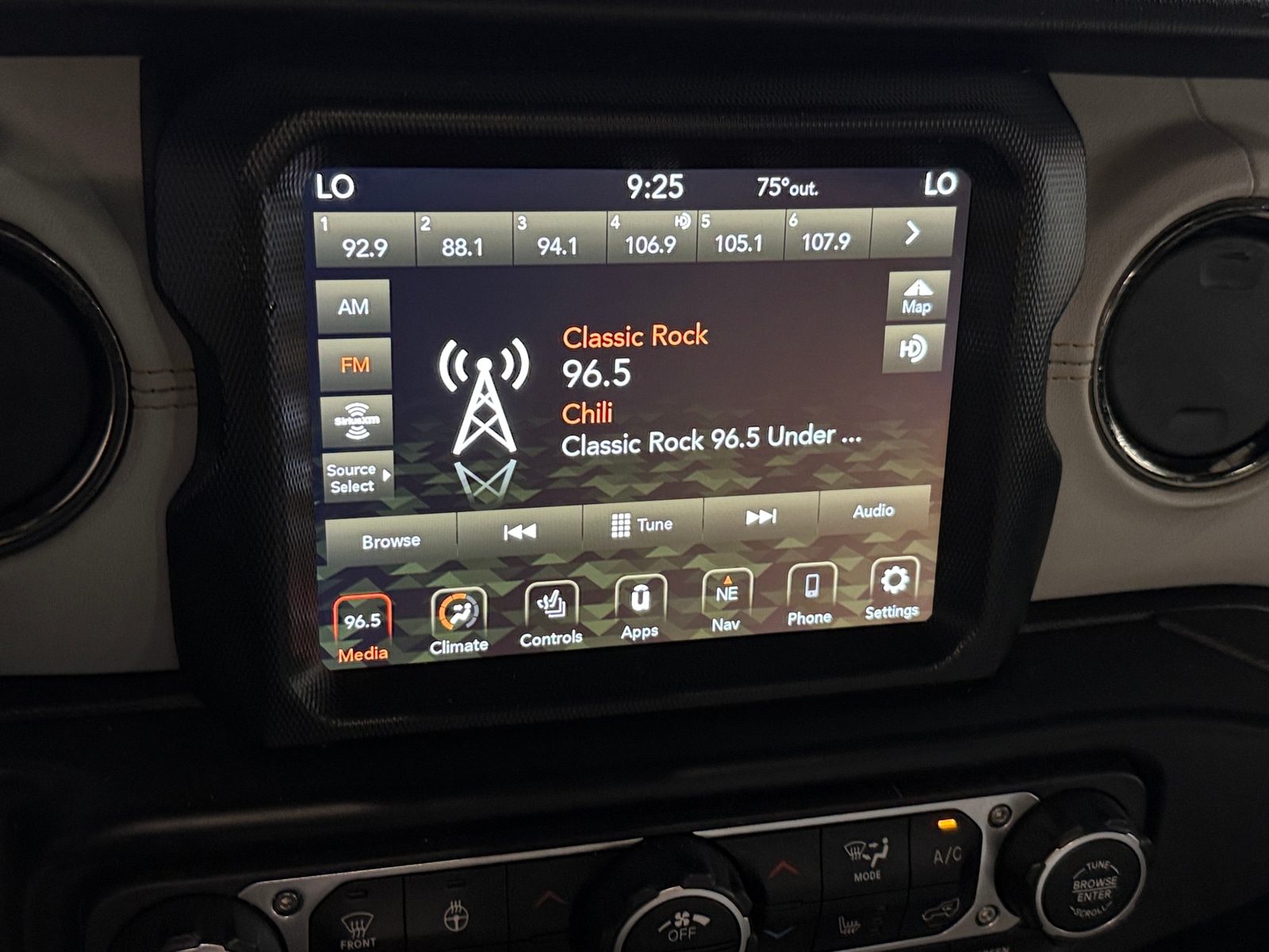 Thumbnail: 2021 Jeep Gladiator - 3
