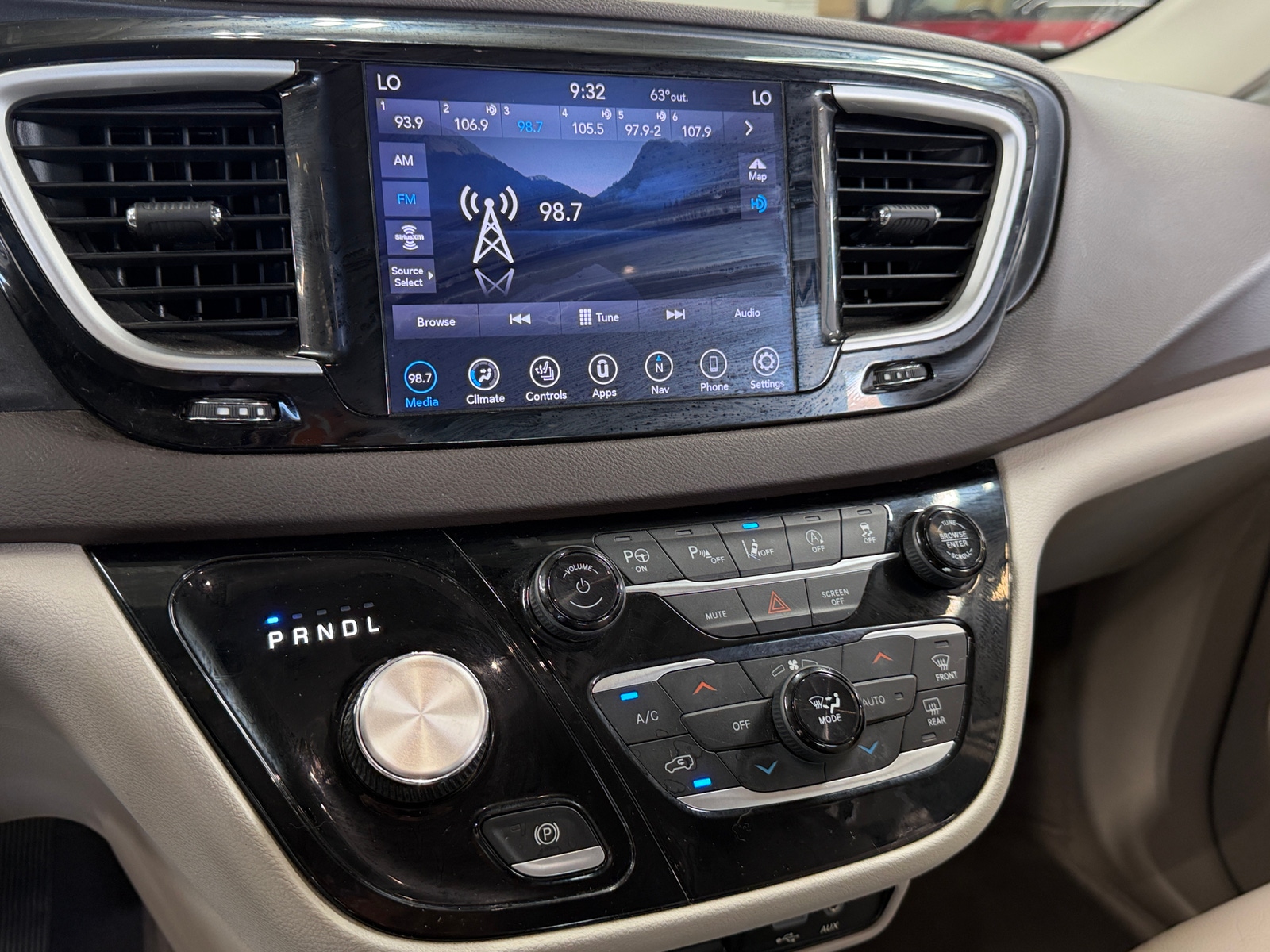 Thumbnail: 2020 Chrysler Pacifica - 3