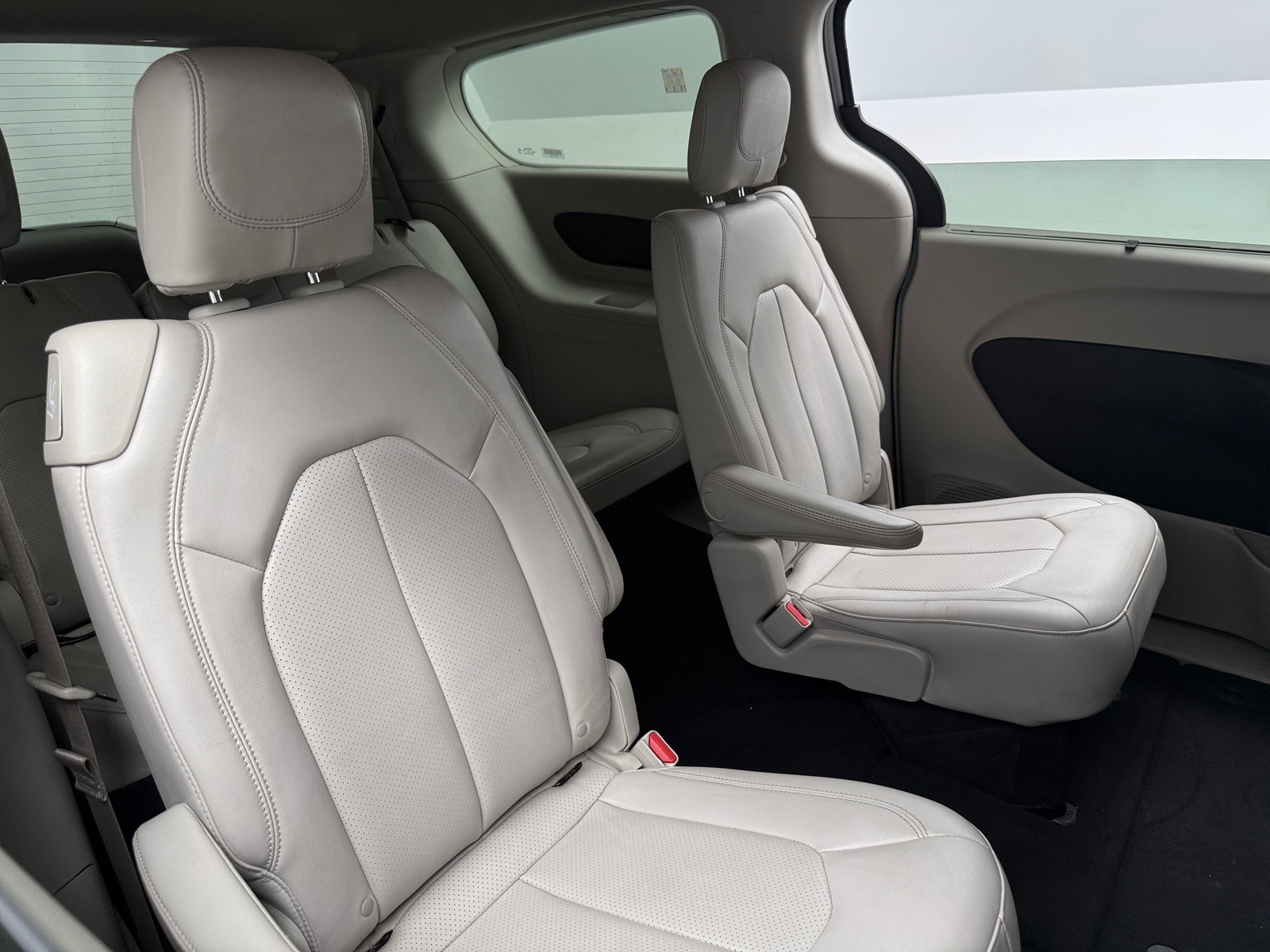 Thumbnail: 2021 Chrysler Voyager - 5