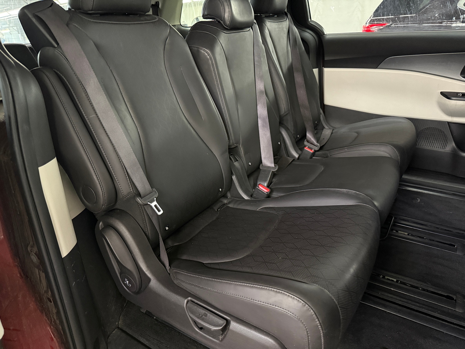 Thumbnail: 2023 Kia Carnival - 5