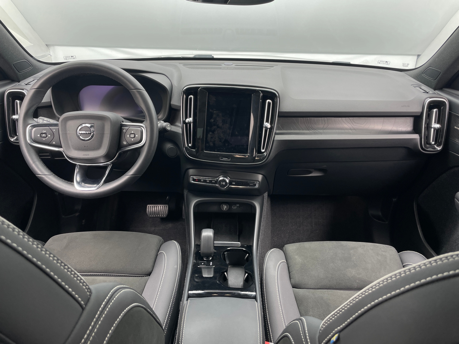 Thumbnail: 2023 Volvo XC40 - 2