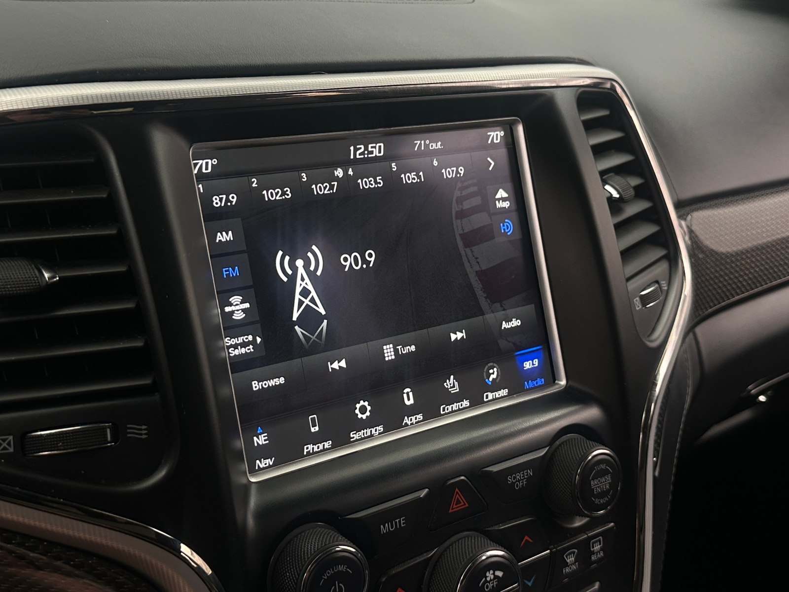 Thumbnail: 2018 Jeep Grand Cherokee - 3