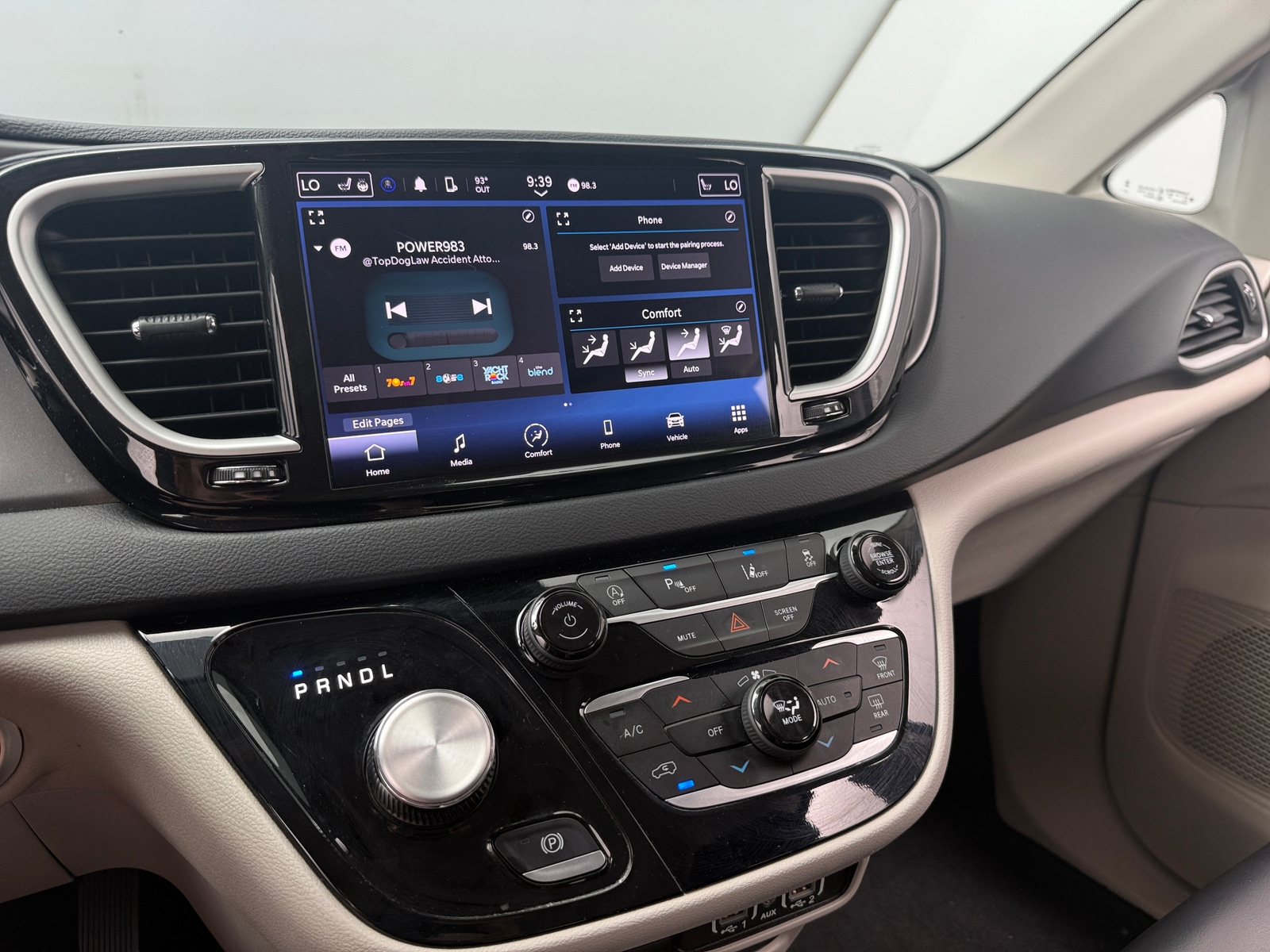 Thumbnail: 2023 Chrysler Pacifica - 3