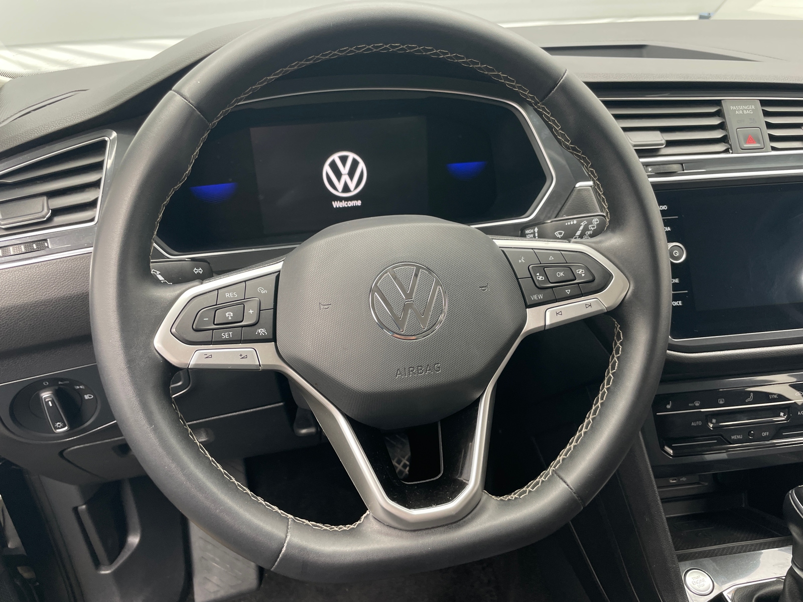Thumbnail: 2023 Volkswagen Tiguan - 4