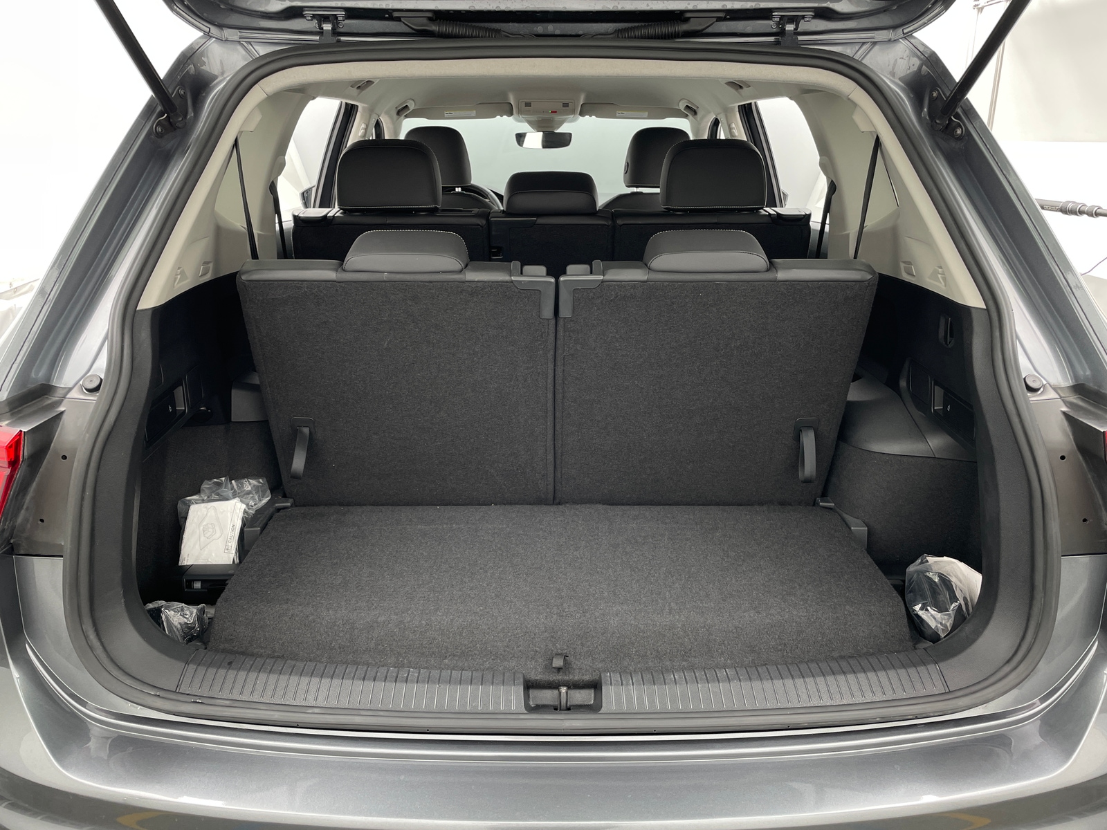 Thumbnail: 2023 Volkswagen Tiguan - 6